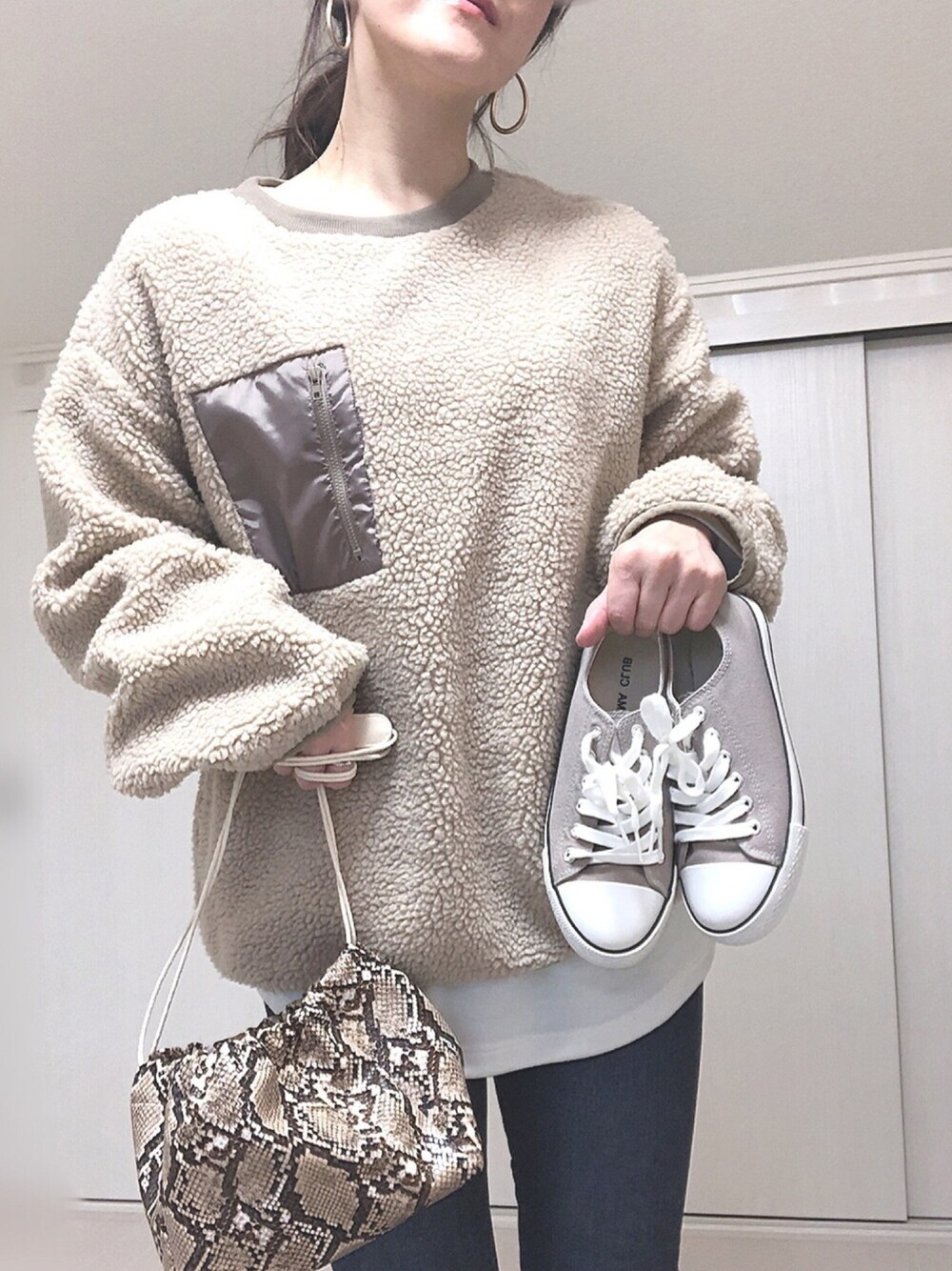 「ボア、カジュアル、パイソン柄、zozoデニム、GRL、NOBRAND、レイヤードスタイル」｜「DONOBANのPUレザー巾着バッグ（ショルダーバッグ、その他）」を使った、Ⓜ︎さん（レディース・152cm）の秋コーディネートの1枚目の写真