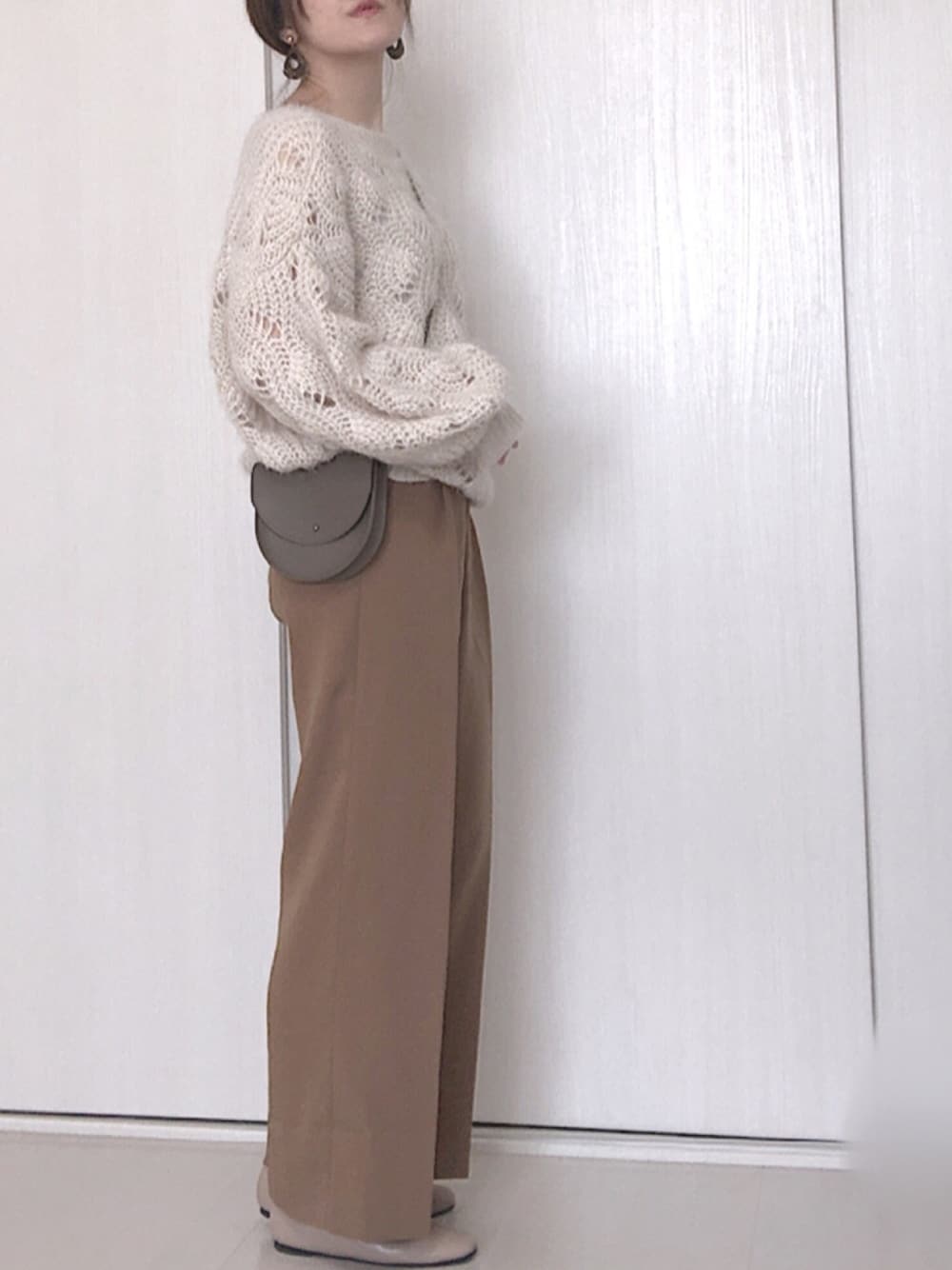 「ニットカーディガン、スラックス、ショルダーバッグ、バブーシュ、大人女子」｜「natural coutureのふわふわ透かし2WAYカーディガン（カーディガン/ボレロ、ホワイト系）」を使った、Ⓜ︎さん（レディース・152cm）の秋コーディネートの1枚目の写真