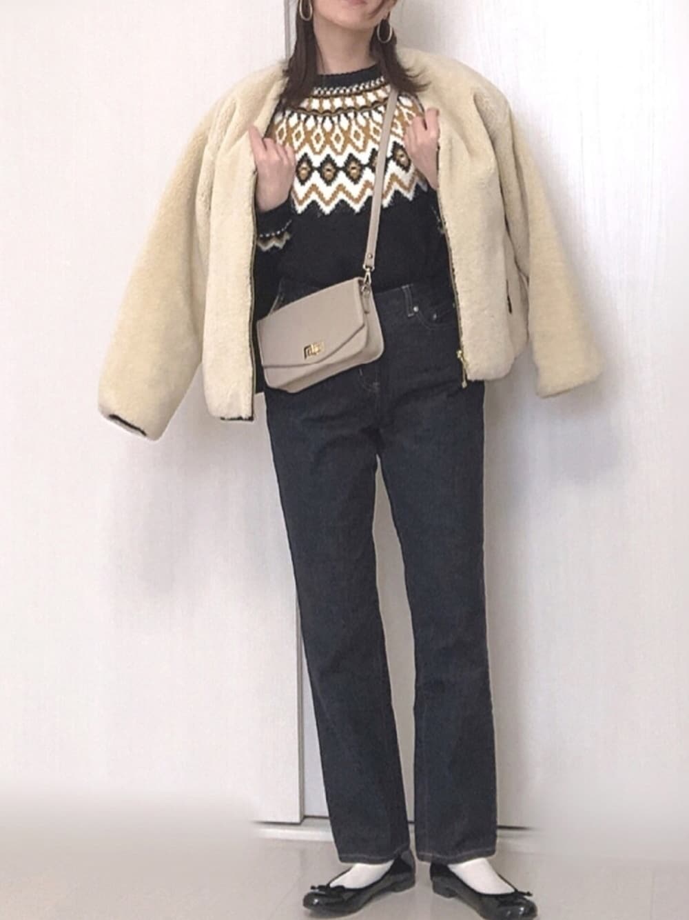 「冬アウター着回しチャレンジ、求心柄、zozoデニム、バレエシューズ、大人カジュアル、ショルダーバッグ、ボアジャケット」｜「Cutie Blondeの求心柄ニットプルオーバー（ニット/セーター、ブラック系）」を使った、Ⓜ︎さん（レディース・152cm）の冬コーディネートの1枚目の写真