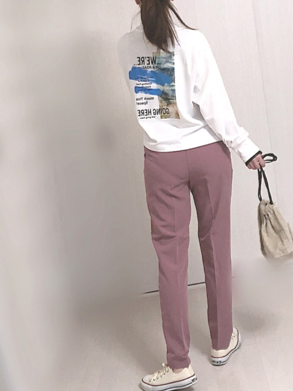 「GU、大人カジュアル、巾着バッグ、コンバース、フォトT、カラーパンツ」｜「GUのアイテム（Tシャツ/カットソー、ホワイト系）」を使った、Ⓜ︎さん（レディース・152cm）の春コーディネートの1枚目の写真