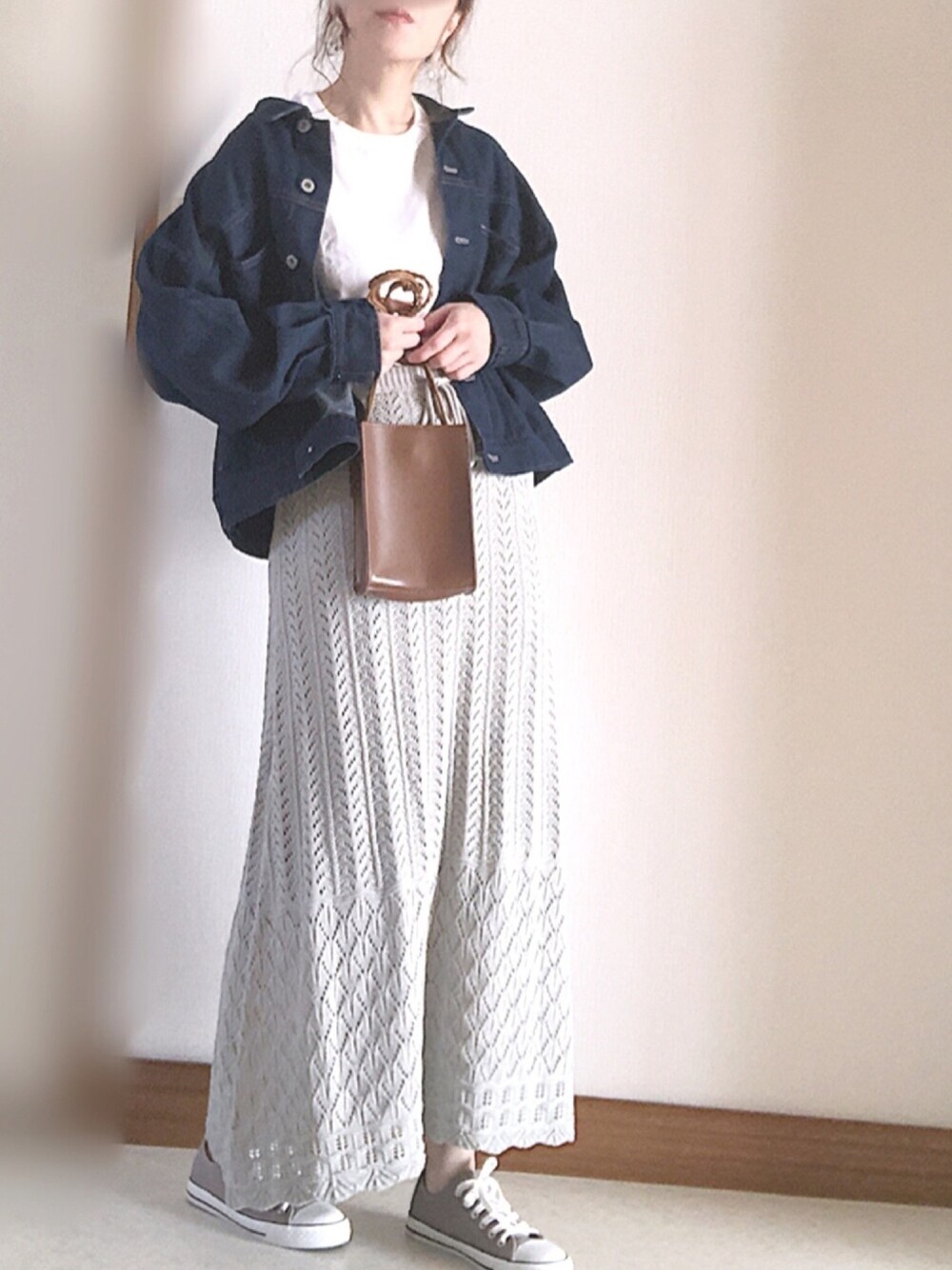 グリーン系のスカート、ブルー系のデニムジャケット、ホワイト系のTシャツ/カットソーを着用したレディースの春コーディネートの1枚目の写真