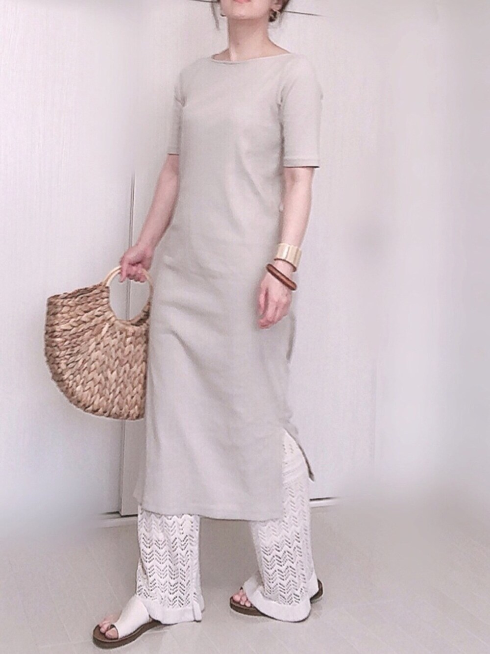 「mysty woman、レイヤードスタイル、リブワンピース、Vannie U、リラックスパンツ、GRL、かごバッグ、サンダル、大人カジュアル」｜「mysty womanのカット×チュールワンピース 881757（ワンピース、ベージュ系）」を使った、Ⓜ︎さん（レディース・152cm）の夏コーディネートの1枚目の写真