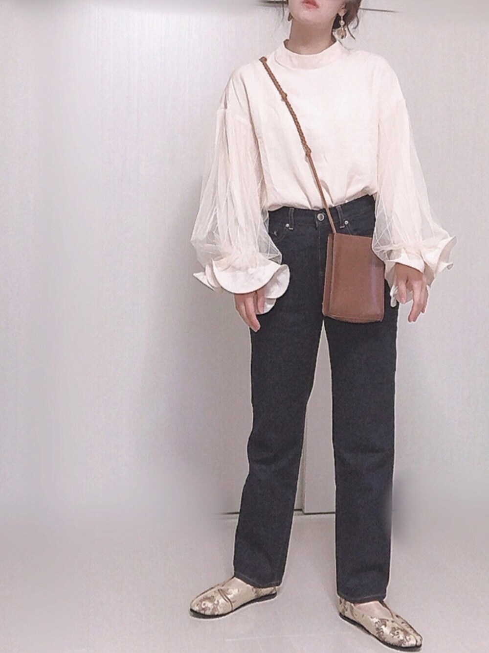 「mysty woman、Fabby fabby、大人カジュアル、ボリューム袖、チャイナシューズ、ショルダーバッグ、ハンドメイドピアス」｜「mysty womanの【WEB限定】ソデボリュームブラウス 916191（シャツ/ブラウス、ホワイト系）」を使った、Ⓜ︎さん（レディース・152cm）の秋コーディネートの1枚目の写真