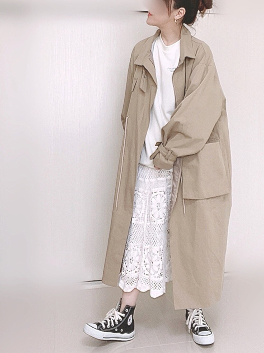 「sakishimatokyo、mysty woman、dholic、カジュアルガーリー、レーススカート、ロングジャケット、スウェット」｜「sakishimatokyoの【ZOZO限定】サキシマamp「ハナトレースノスカート」（スカート、ホワイト系）」を使った、Ⓜ︎さん（レディース・152cm）の冬コーディネートの1枚目の写真