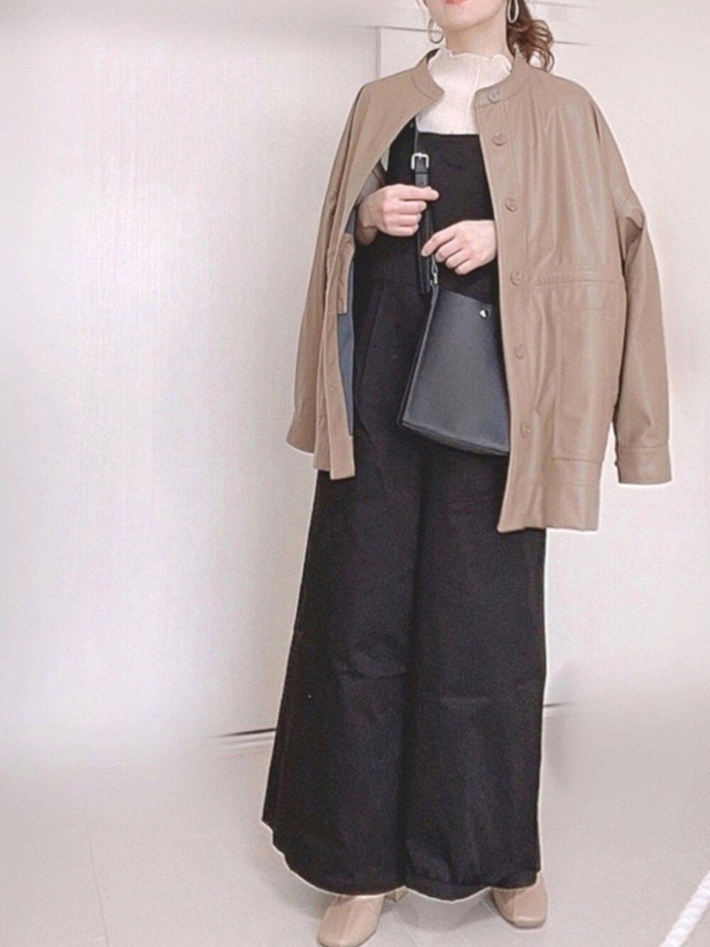 「sakishimatokyo、ワイドサロペット、エコレザー、mysty woman、シャツブルゾン、ショルダーバッグ、ショートブーツ、シアートップス」｜「sakishimatokyoの【ZOZO限定】サキシマamp「ワイドサロペット」（サロペット/オーバーオール、ブラック系）」を使った、Ⓜ︎さん（レディース・152cm）の春コーディネートの1枚目の写真