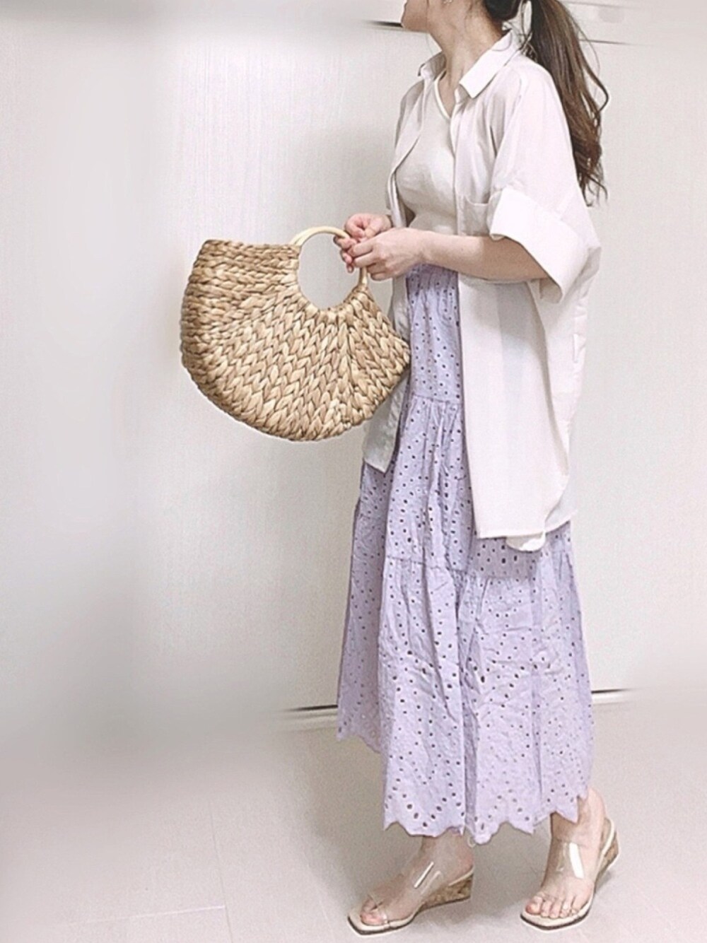 パープル系のスカート、ホワイト系のシャツ/ブラウス、ベージュ系のタンクトップを着用したレディースの春コーディネートの1枚目の写真