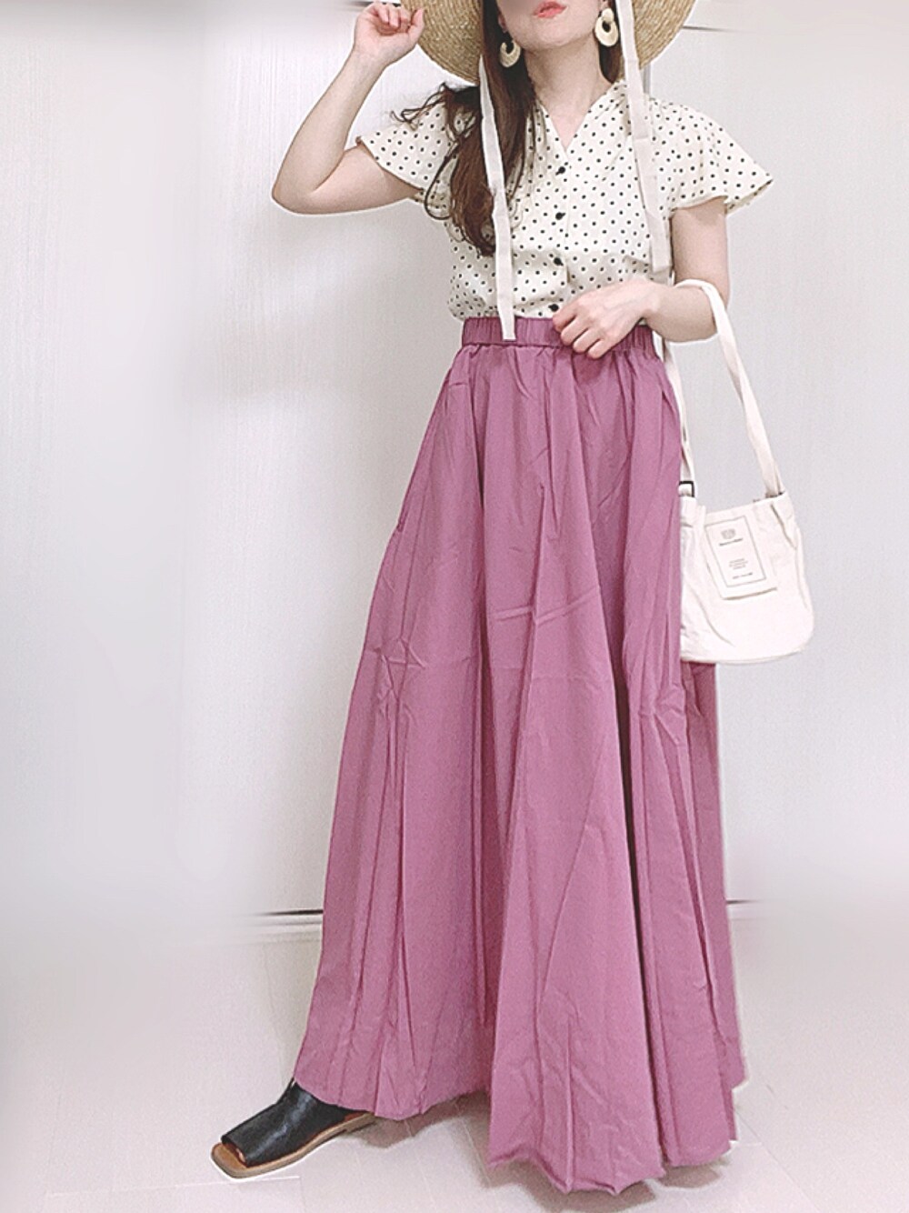 ホワイト系のシャツ/ブラウス、ピンク系のスカート、ブラック系のサンダルを着用したレディースの春コーディネートの1枚目の写真