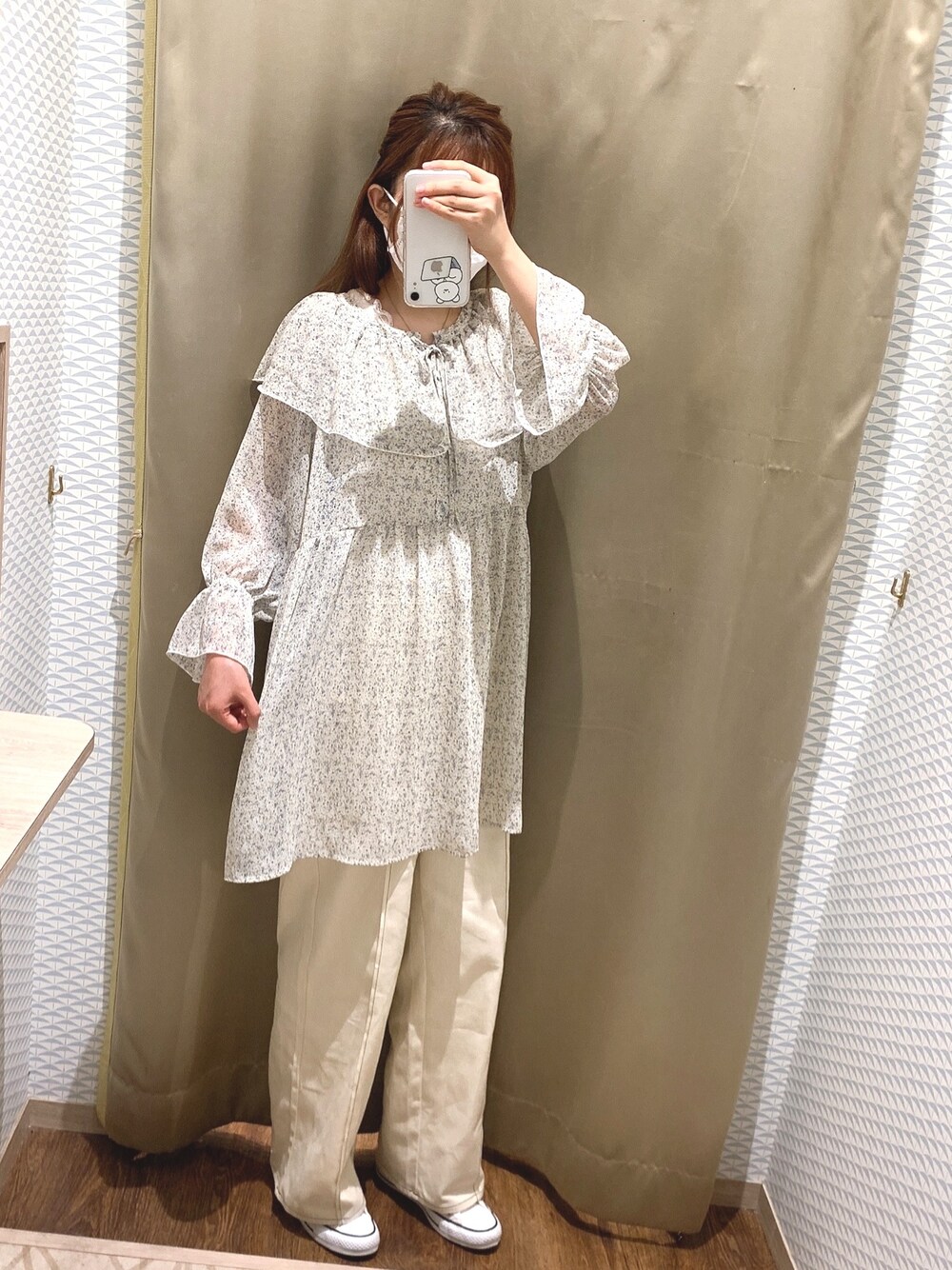 その他のシャツ/ブラウス、ベージュ系のその他パンツ、ホワイト系のスニーカーを着用したレディースの夏コーディネートの1枚目の写真
