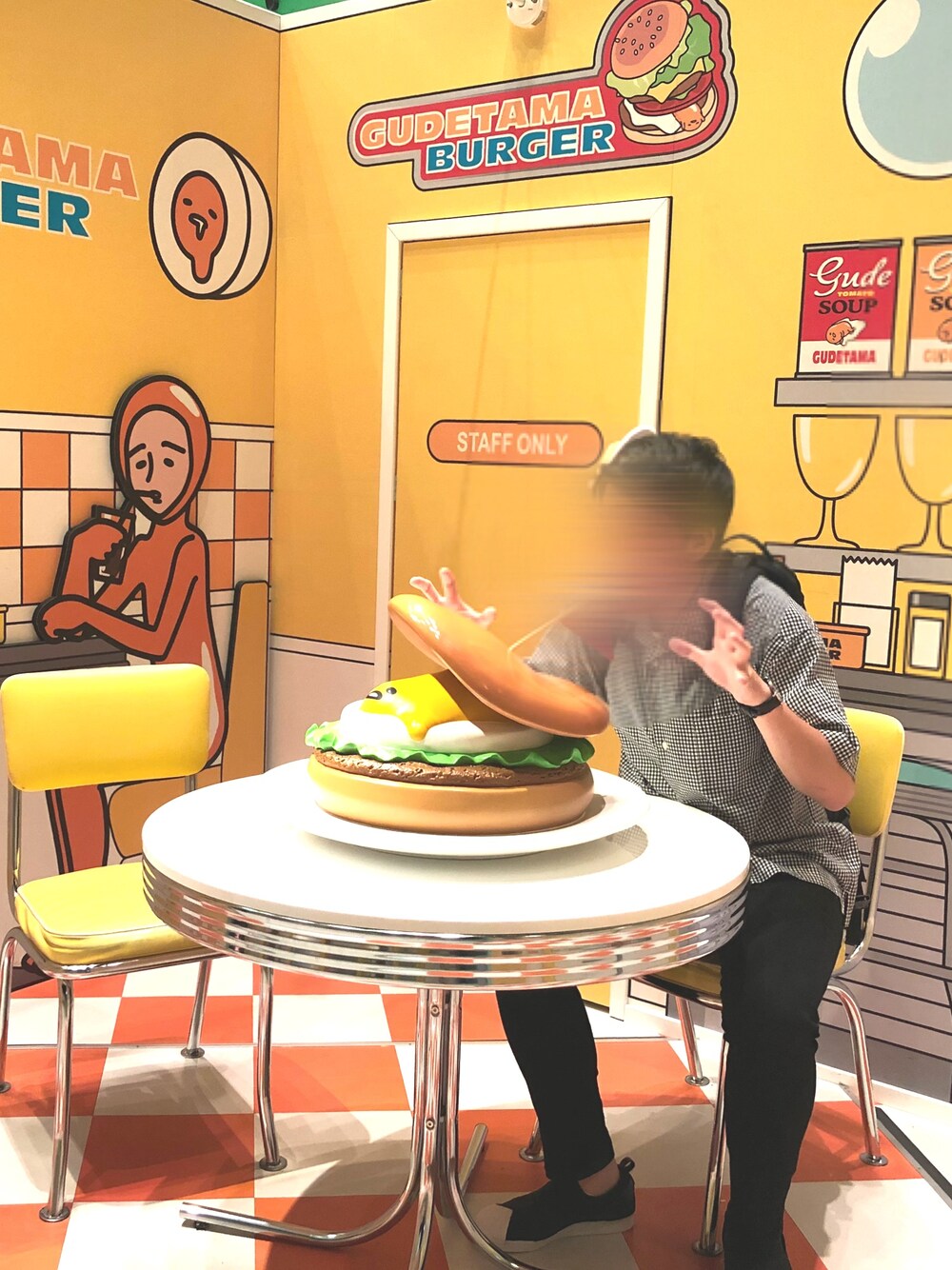 ブラック系のシャツ/ブラウス、ブラック系のデニムパンツ、ブラック系のスリッポンを着用したメンズの春コーディネートの1枚目の写真