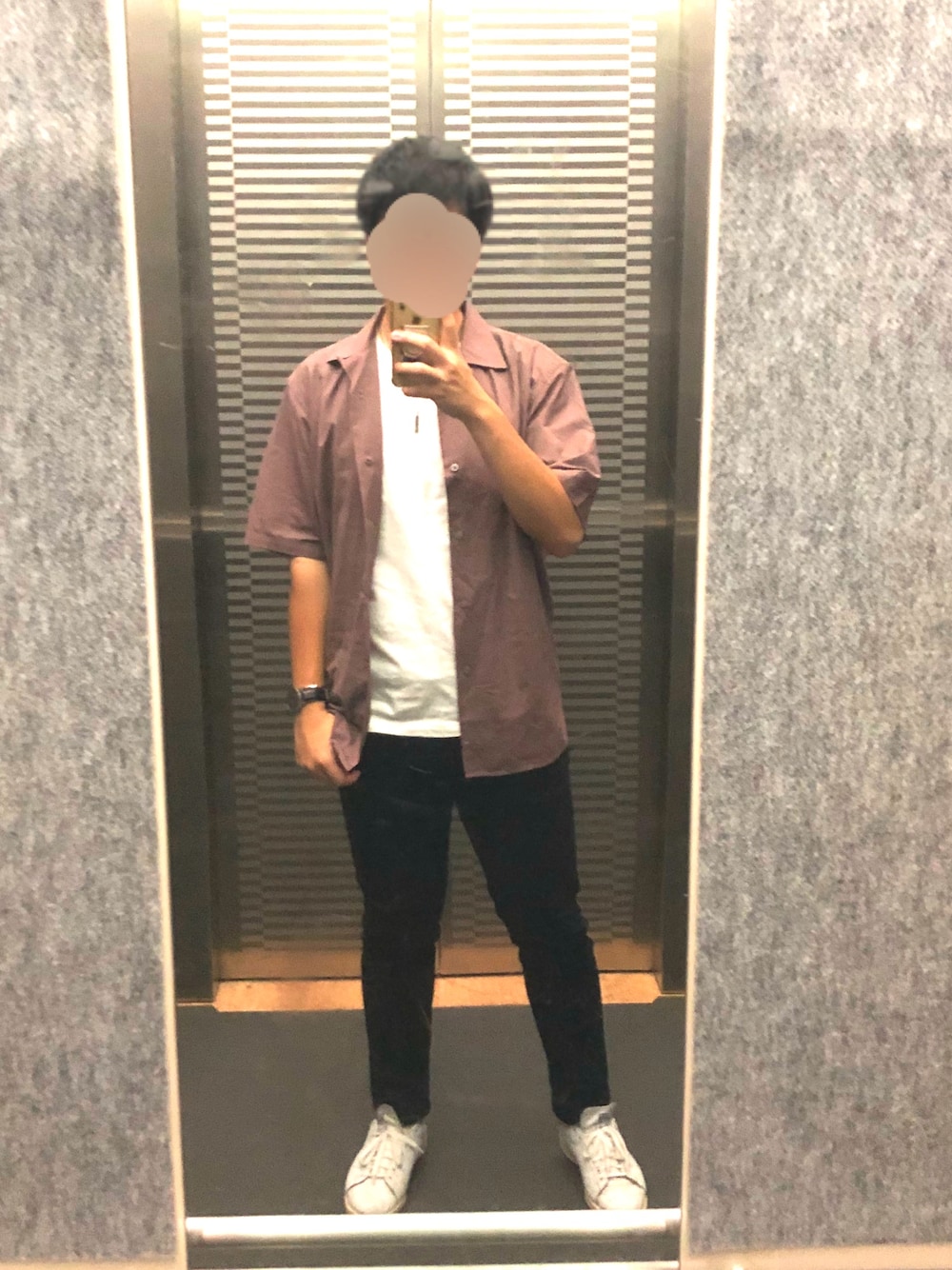ホワイト系のTシャツ/カットソー、ブラック系のデニムパンツ、ホワイト系のスニーカーを着用したメンズの夏コーディネートの1枚目の写真