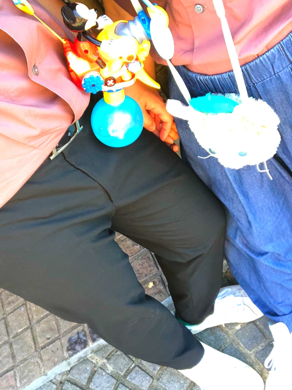 ブラック系のその他パンツ、ホワイト系のスニーカー、ブラック系のシャツ/ブラウスを着用したメンズの夏コーディネートの1枚目の写真