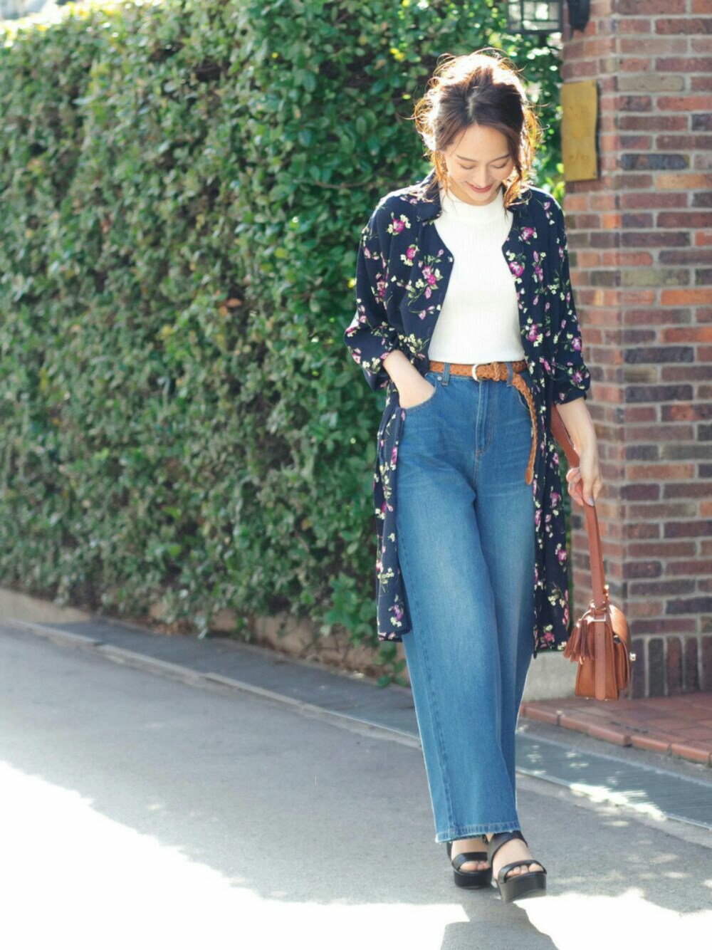 「ショルダーバッグ、花柄、大人カジュアル、デニムパンツ、プチプラ、シャツワンピ、春コーデ、厚底サンダル、夢展望、パンツスタイル」｜「夢展望のアイテム（シャツワンピース、その他）」を使った、夢展望（YUMETENBO)さん（レディース・163cm）の春コーディネートの1枚目の写真