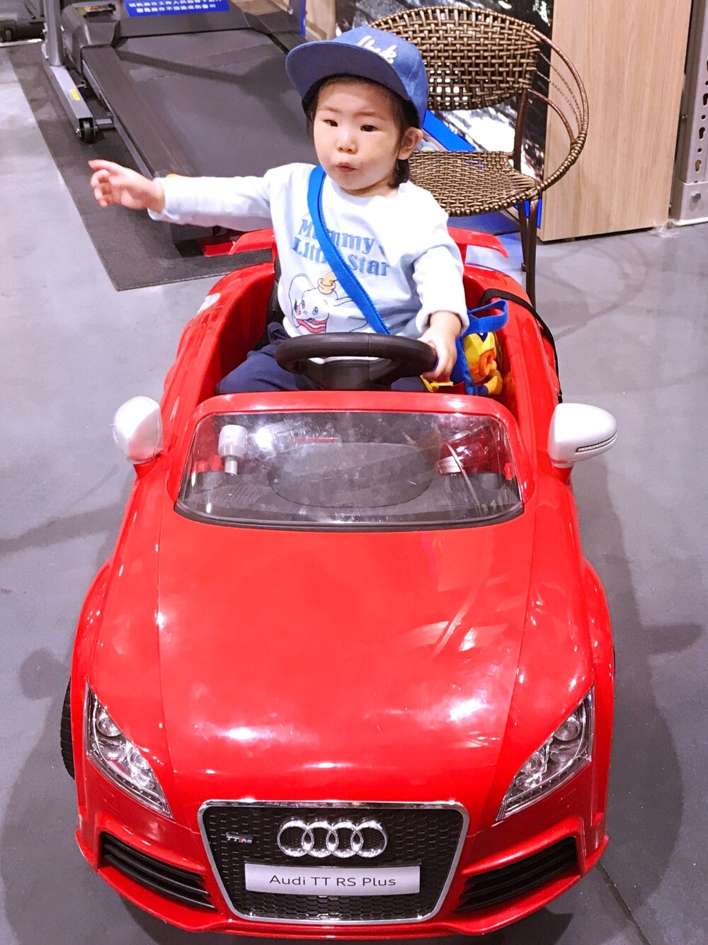 「H&Mのアイテム（キャップ、ブルー系）」を使った、白日梦游さん（キッズ・80cm）の秋コーディネートの1枚目の写真