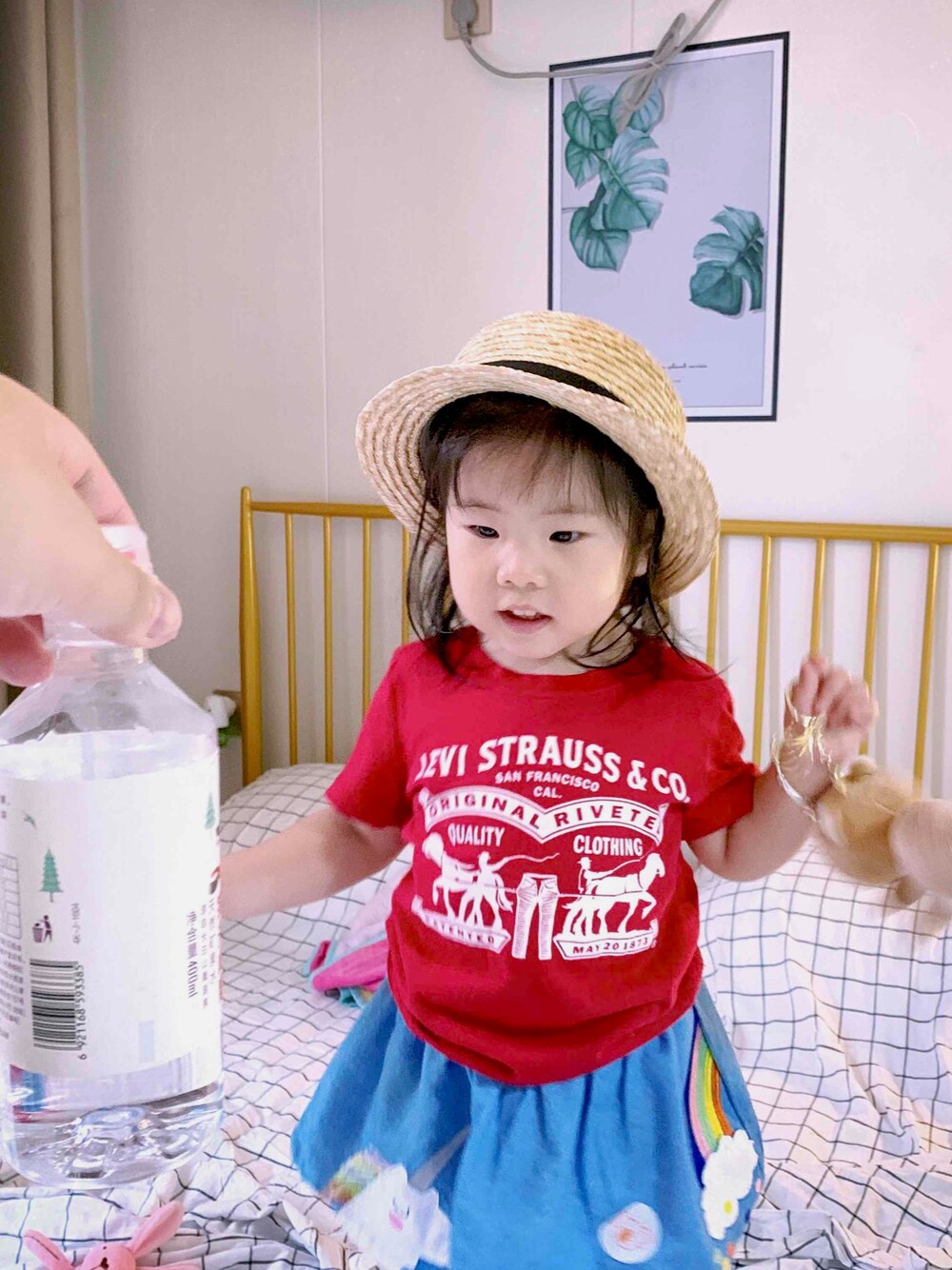 「Levi'sのアイテム（Tシャツ/カットソー、レッド系）」を使った、白日梦游さん（キッズ・90cm）の秋コーディネートの1枚目の写真