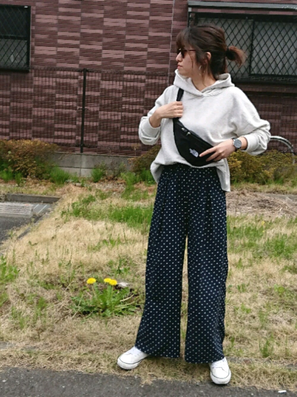 ブラック系のボディバッグ/ウエストポーチ、ホワイト系のパーカー、その他のその他パンツを着用したレディースの春コーディネートの1枚目の写真