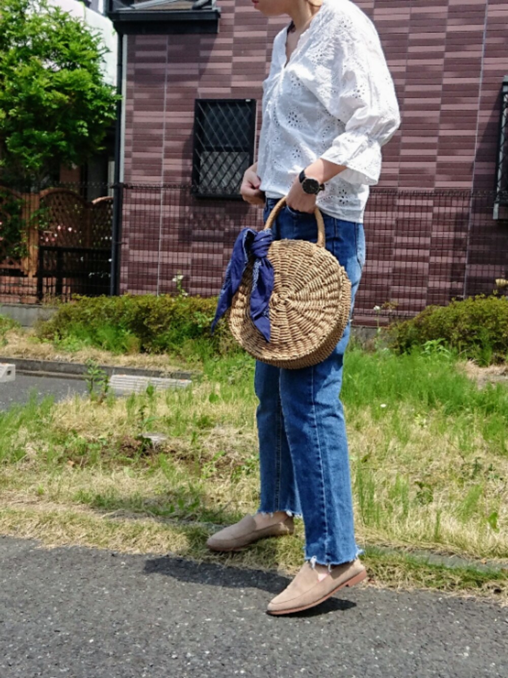 「休日スタイル、シンプル、カジュアルコーデ、デニム、カットオフデニムパンツ、スカラップブラウス、サークルバッグ、かごバッグ、バンダナ」｜「coca（coca）のＶネックカットワークブラウス（シャツ/ブラウス、ホワイト系）」を使った、m@yaさん（レディース・159cm）の春コーディネートの1枚目の写真