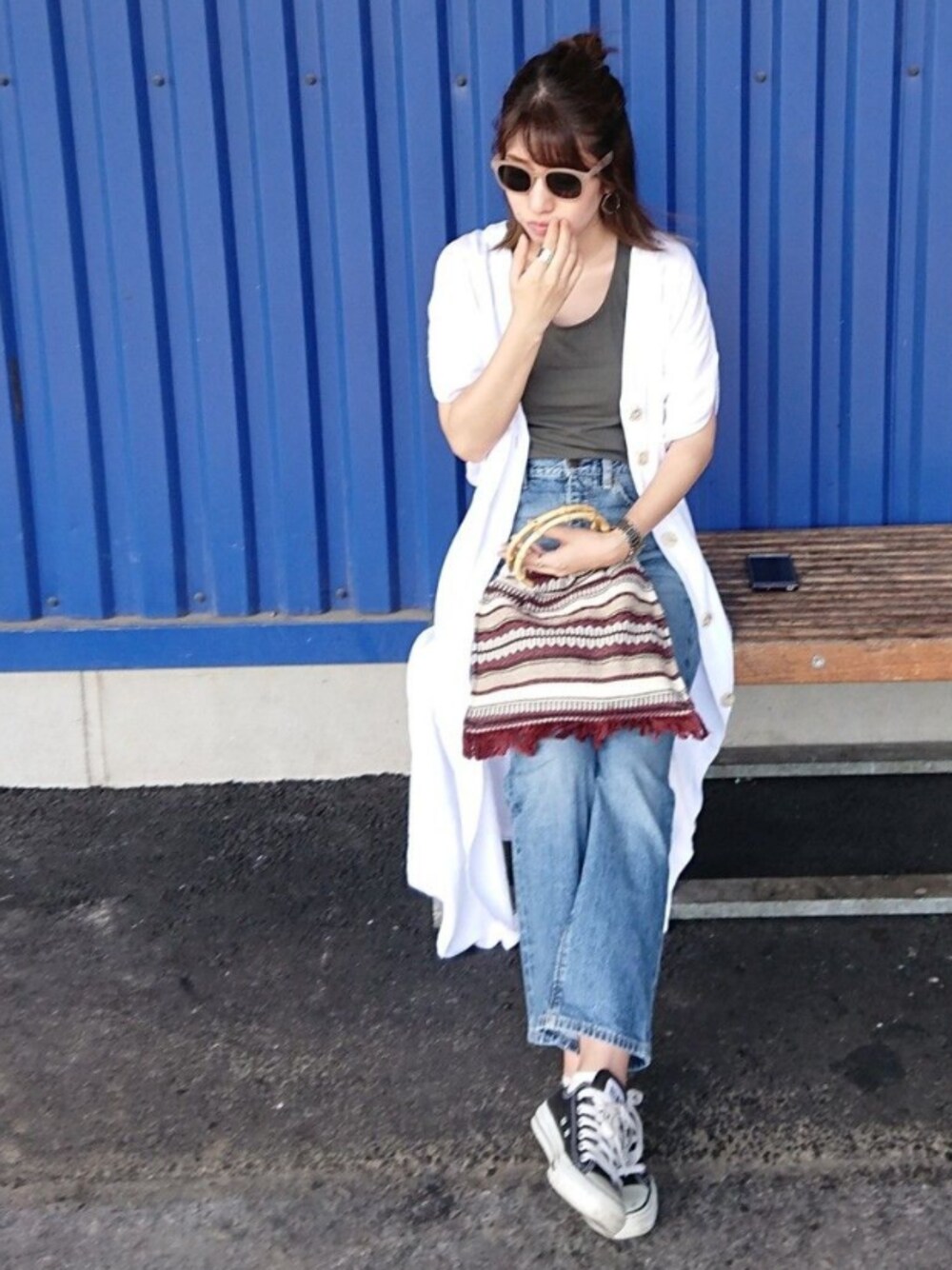 その他のトートバッグ、ブルー系のデニムパンツ、ブラック系のスニーカーを着用したレディースの夏コーディネートの1枚目の写真