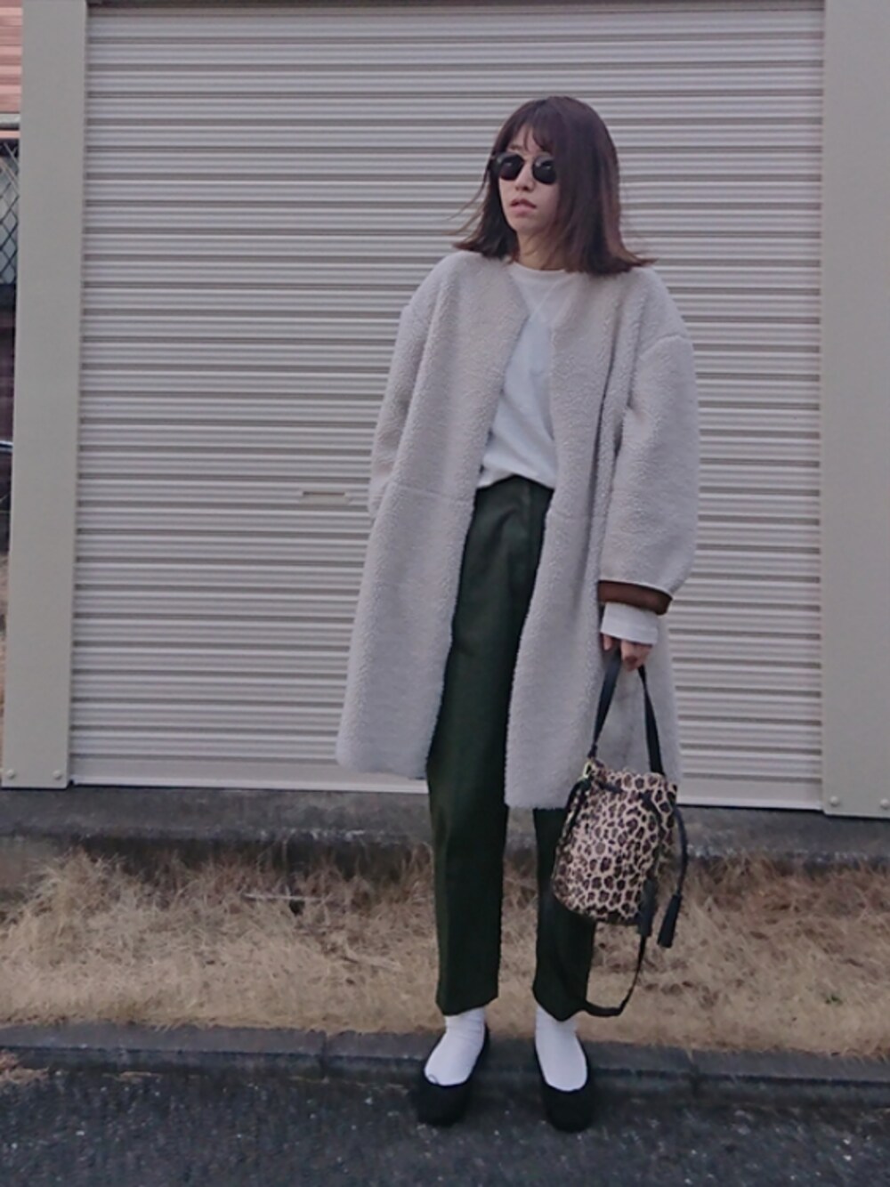 「大人カジュアル、パンツスタイル、ショルダーバッグ、レオパード柄、ノーカラーコート、チノパン、バレエシューズ、白ソックス、ボア」｜「H&Mのアイテム（バレエシューズ、ブラック系）」を使った、m@yaさん（レディース・159cm）の冬コーディネートの1枚目の写真