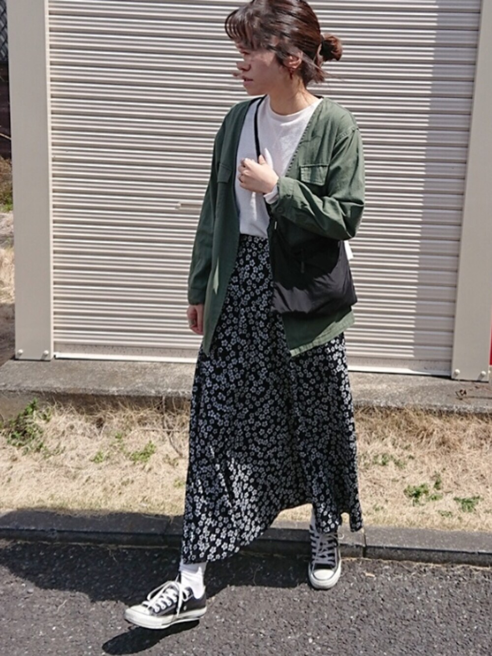 「平成最後のWEARISTAセンバツ、春コーデ、オトナカジュアル、花柄スカート、ミリタリージャケット、ノーカラージャケット、converse、サコッシュ」｜「AZUL by moussyのウッドフープピアス（ピアス（両耳用）、ブラウン系）」を使った、m@yaさん（レディース・159cm）の春コーディネートの1枚目の写真