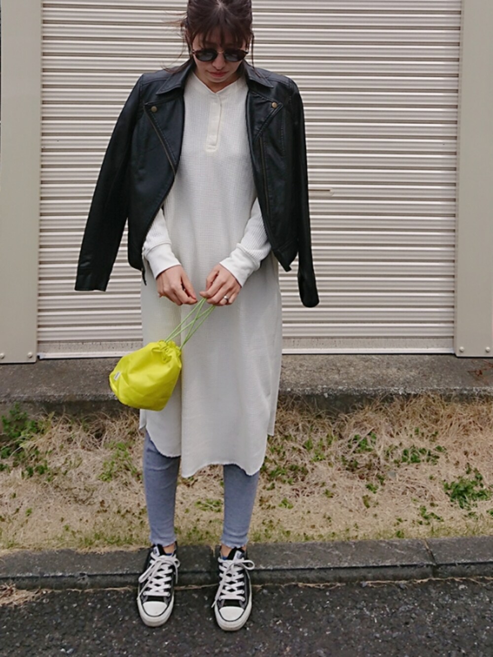 「平成最後のWEARISTAセンバツ、大人カジュアル、シンプル、ライダース、レギンス、レモンイエロー、ワンピース、ヘンリーネック、スニーカーコーデ」｜「Honeysのヘンリーネックワンピース（ワンピース、ホワイト系）」を使った、m@yaさん（レディース・159cm）の春コーディネートの1枚目の写真