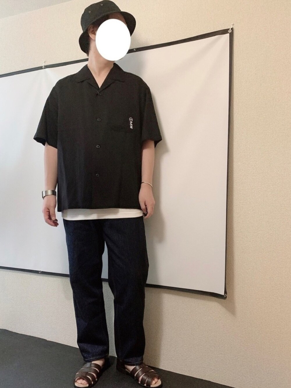 ブラック系のシャツ/ブラウス、ホワイト系のTシャツ/カットソー、ブルー系のデニムパンツを着用したメンズの夏コーディネートの1枚目の写真