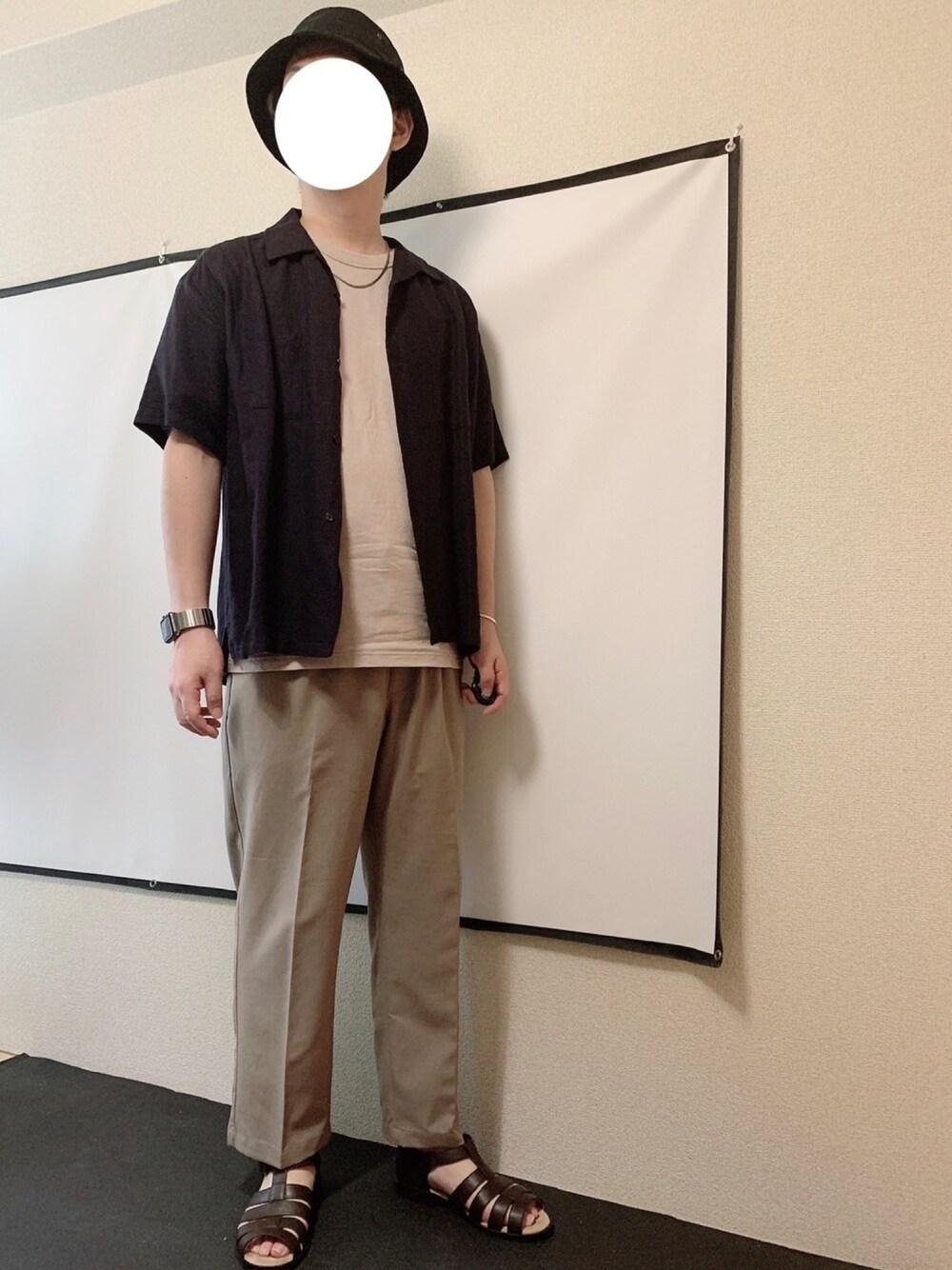ブルー系のシャツ/ブラウス、ピンク系のTシャツ/カットソー、ベージュ系のパンツを着用したメンズの夏コーディネートの1枚目の写真