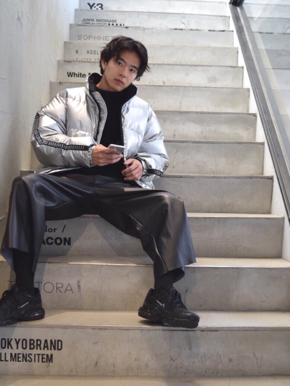 「supreme、シルバー、ダウンジャケット、冬、オーバーサイズ、韓国ファッション、ストリート、レザー、streetsnap、アパレルスタッフよりアパレル」｜「Supreme のアイテム（ダウンジャケット/コート、シルバー系）」を使った、しゅうへいさん（メンズ・172cm）の秋コーディネートの1枚目の写真