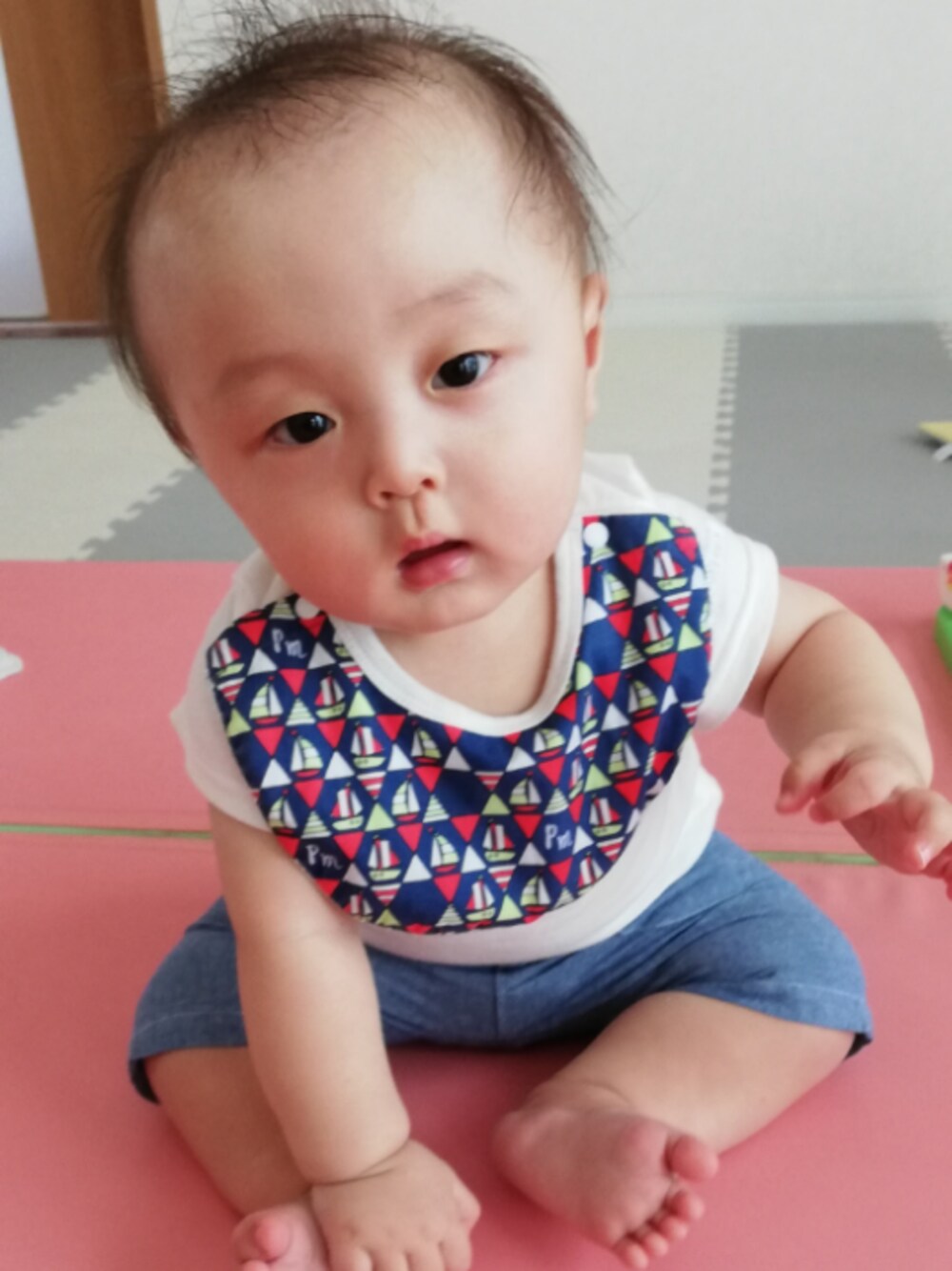 「petit mainのスタイつき半袖ロンパース（ロンパース、ホワイト系）」を使った、りくさん（キッズ・70cm）の夏コーディネートの1枚目の写真