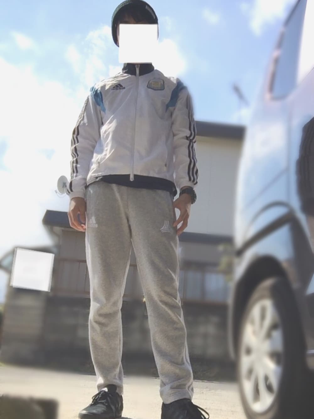 グレー系のその他パンツ、ブラック系のスニーカー、ブルー系のTシャツ/カットソーを着用したメンズの春コーディネートの1枚目の写真