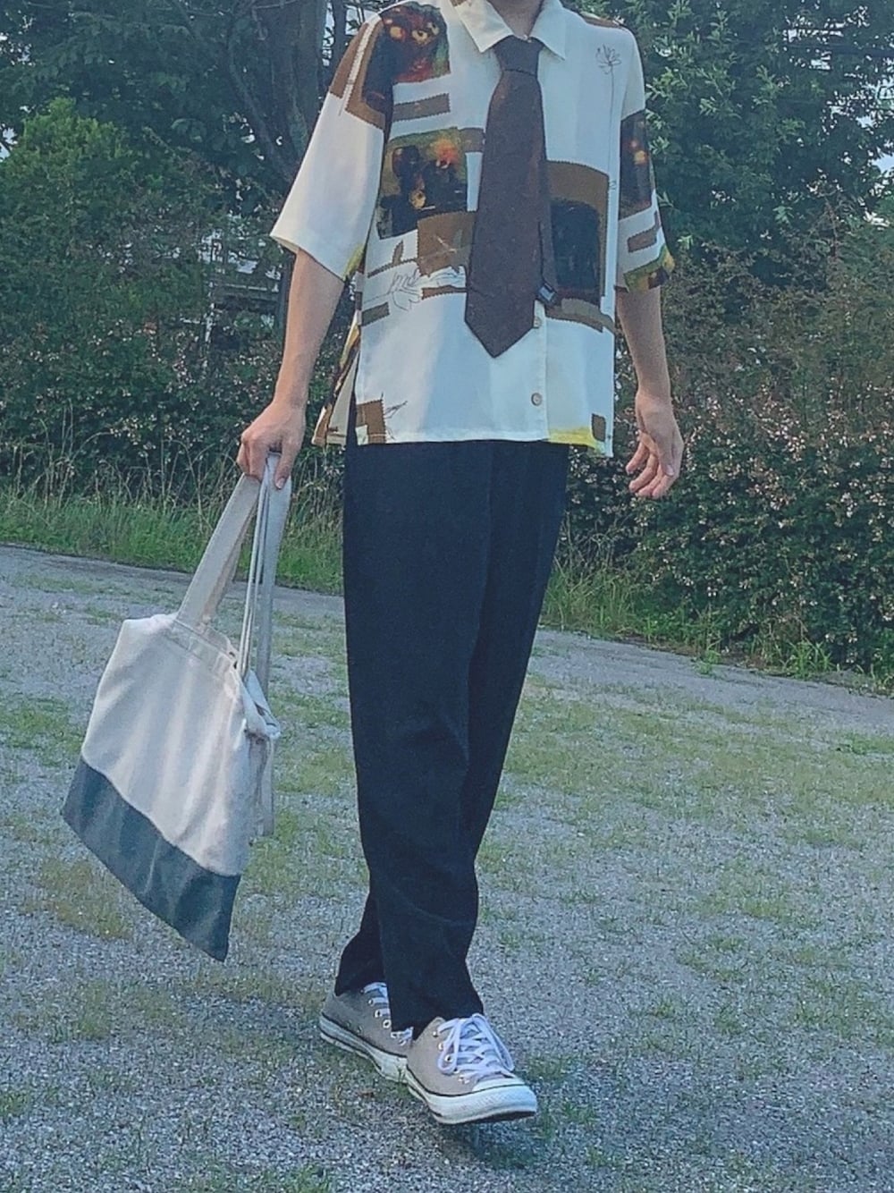 「シャツ好き集まれ、お洒落さんとつながりたい、今日のコーデ、コンバース、柄シャツ、古着、古着MIX、夏、ootd、シンプル」｜「UNIQLOのMEN イージースマートスタイルパンツ（ウールライク）（その他パンツ、ブラック系）」を使った、ゆうきくんさん（メンズ・163cm）の夏コーディネートの1枚目の写真