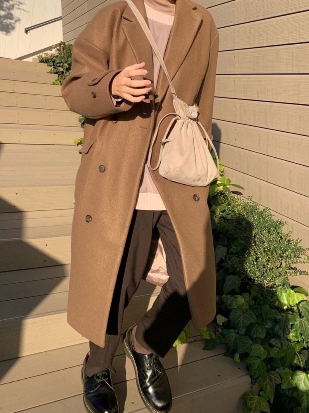 「私の推しブランド、シンプルコーデ、おしゃれさんと繋がりたい、ootd、ブラウン、ラフ、休日スタイル、スラックス、低身長コーデ」｜「Dr. MartensのDr.Martens / ドクターマーチン 1461 3EYE GIBSON SHOE 3ホール ギブソン シューズ（ドレスシューズ、ブラック系）」を使った、ゆうきくんさん（メンズ・163cm）の冬コーディネートの1枚目の写真