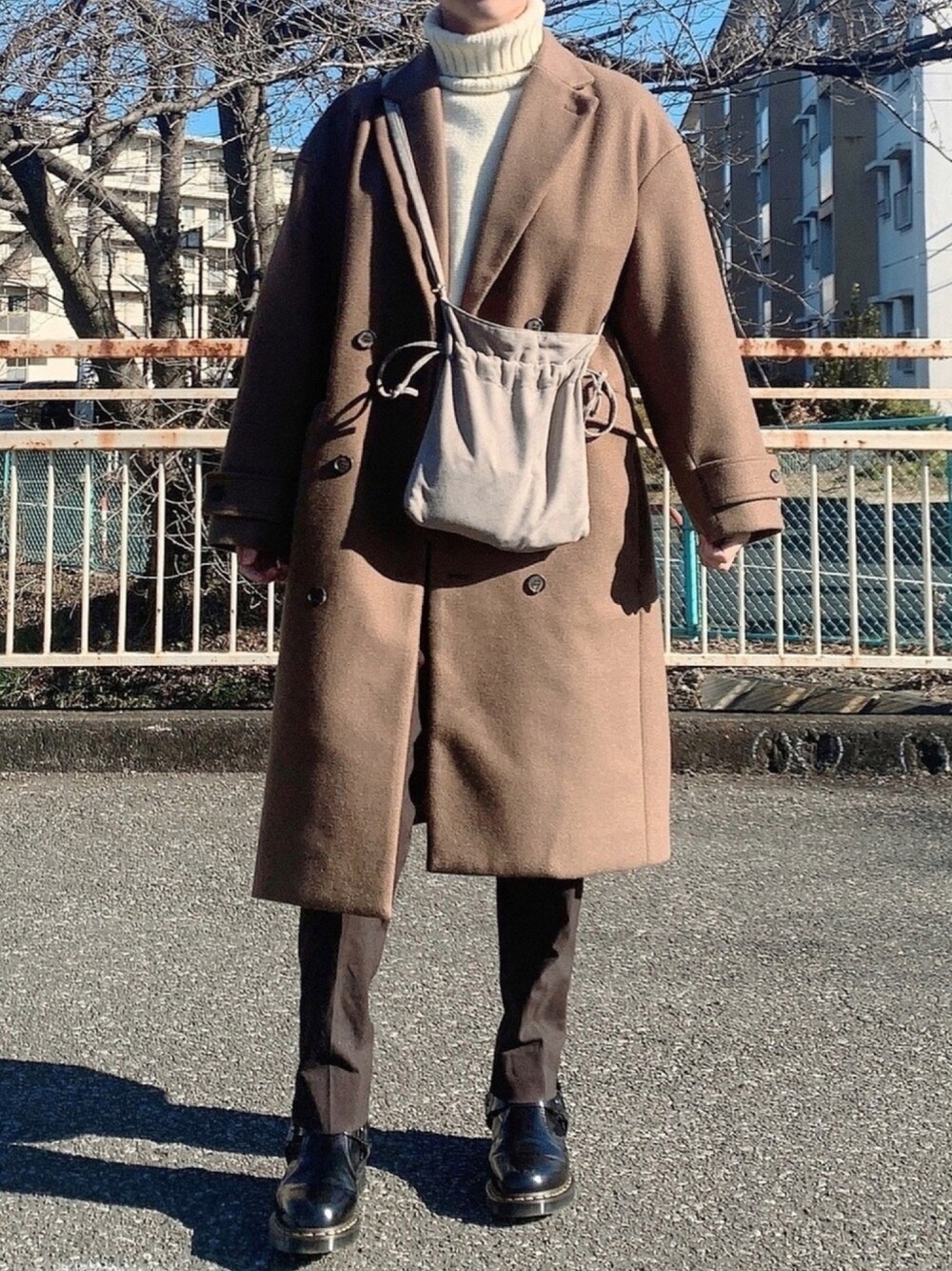 「大人コーデ、ブラウン、シンプル、休日スタイル、冬コーデ、ootd、革靴、コート、タートルネック、チョコ色に染まれ」｜「Dr. MartensのDr.Martens  / Wincox (Black)（ブーツ、ブラック系）」を使った、ゆうきくんさん（メンズ・163cm）の冬コーディネートの1枚目の写真