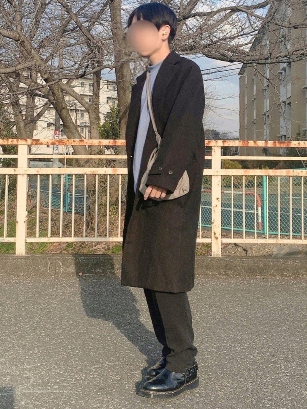「冬コーデ、シンプルコーデ、オーバーサイズ、チェスターコート、Dr.Martens、ootd、ゆるコーデ、スウェット、お洒落さんとつながりたい、低身長」｜「CASPER JOHNのMelton Double Chesterfield Coat/メルトンダブルチェスターコート(セットアップ対応)（チェスターコート、ブラック系）」を使った、ゆうきくんさん（メンズ・163cm）の冬コーディネートの1枚目の写真