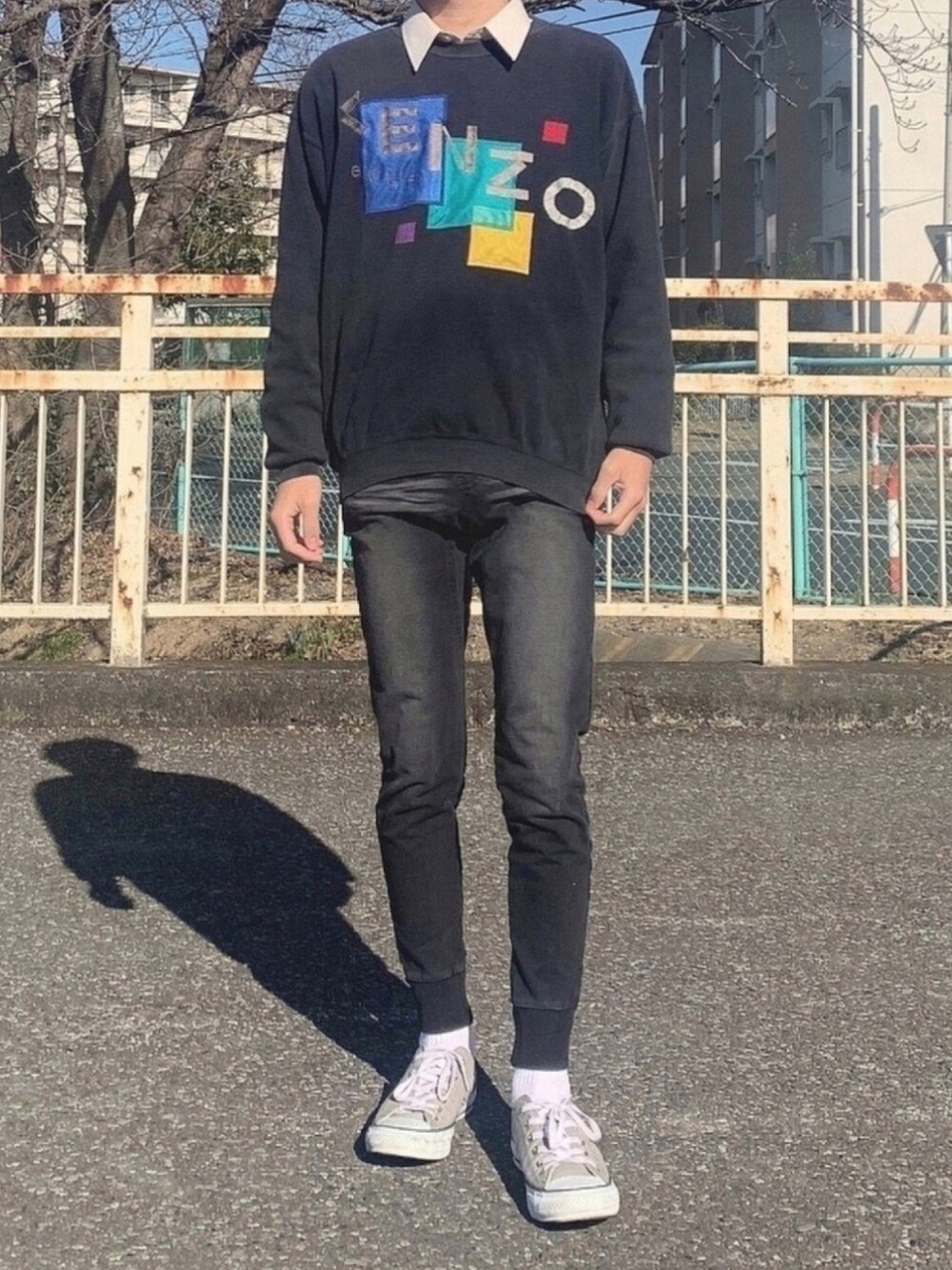 「joker、カジュアル、ootd、古着MIX、コンバース、春コーデ、黒、ジョガーパンツ、お洒落さんとつながりたい、KENZO」｜「KENZOのアイテム（スウェット、ブラック系）」を使った、ゆうきくんさん（メンズ・163cm）の冬コーディネートの1枚目の写真