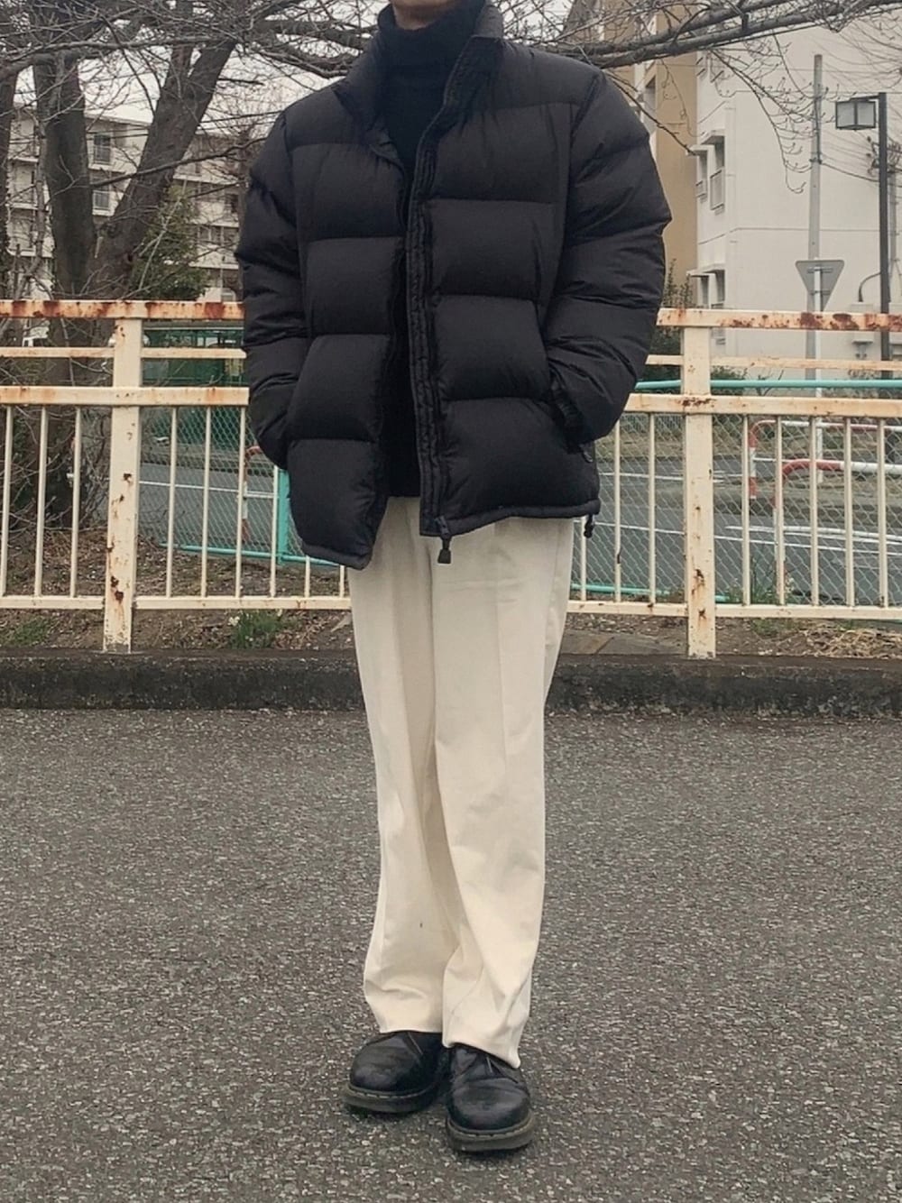 「おしゃれさんと繋がりたい、シンプルコーデ、シンプル、ダウンジャケット、タートルネック、モノトーン、キレイめ、ootd、低身長、革靴」｜「UNIQLOの50色ソックス（消臭機能付き）（ソックス/靴下、ブラック系）」を使った、ゆうきくんさん（メンズ・163cm）の春コーディネートの1枚目の写真