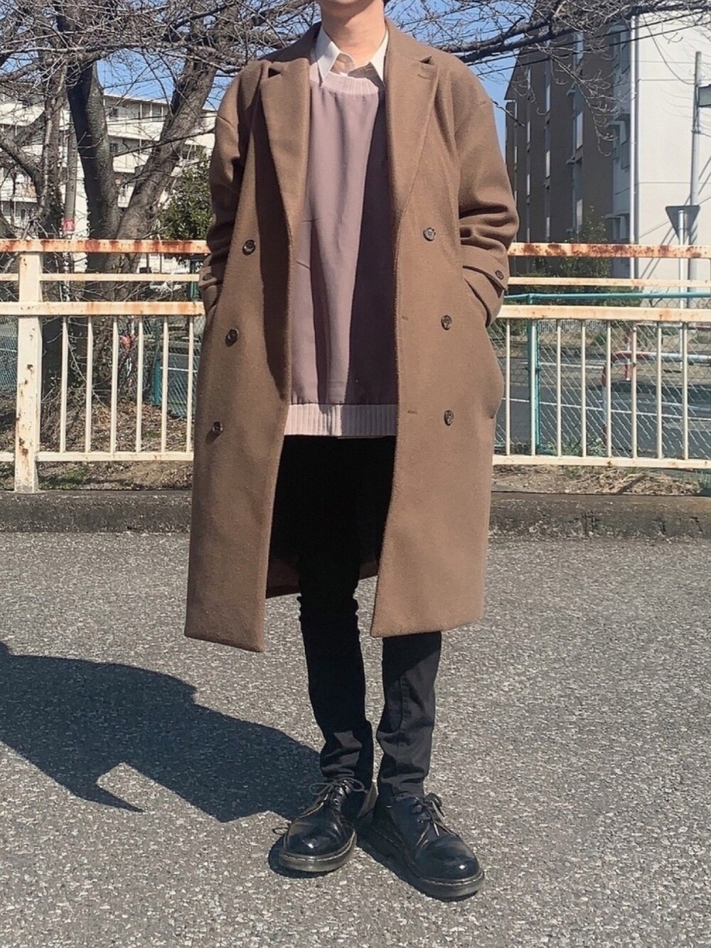 「シンプル、キレイめ、おしゃれさんと繋がりたい、春コーデ、大学生、ootd、ブラウン、黒スキニー、休日スタイル、いいね、save、フォローお願いします🤑」｜「UNIQLOの50色ソックス（消臭機能付き）（ソックス/靴下、ホワイト系）」を使った、ゆうきくんさん（メンズ・163cm）の春コーディネートの1枚目の写真