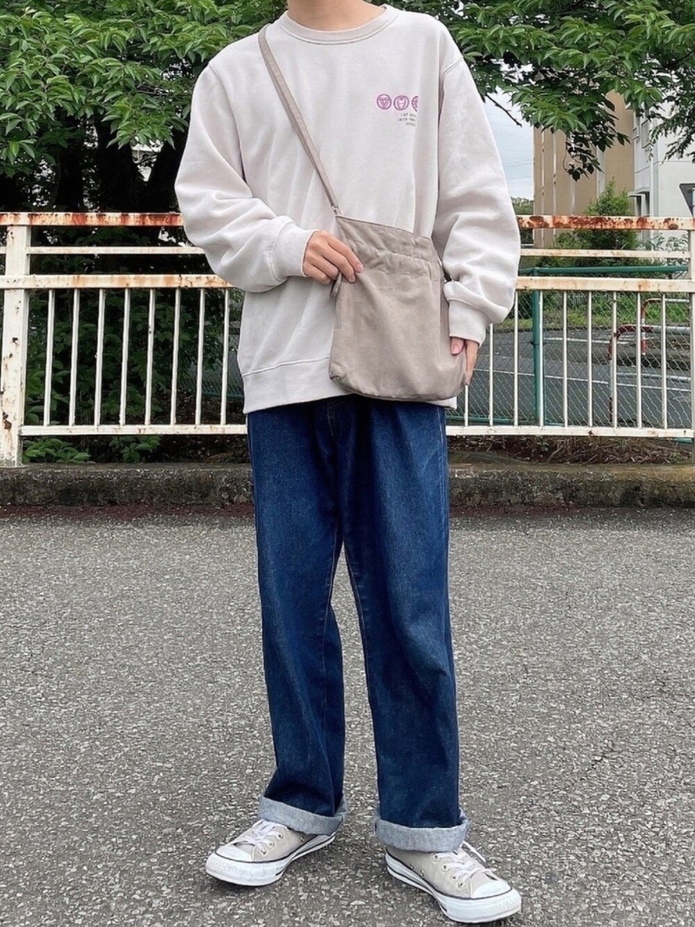 「これが私をアゲる服、グレー、converse、春夏コーデ、カジュアル、巾着バッグ、スニーカー、スウェット、GU、デニム」｜「UNIQLOの50色ソックス（消臭機能付き）（ソックス/靴下、グレー系）」を使った、ゆうきくんさん（メンズ・163cm）の夏コーディネートの1枚目の写真