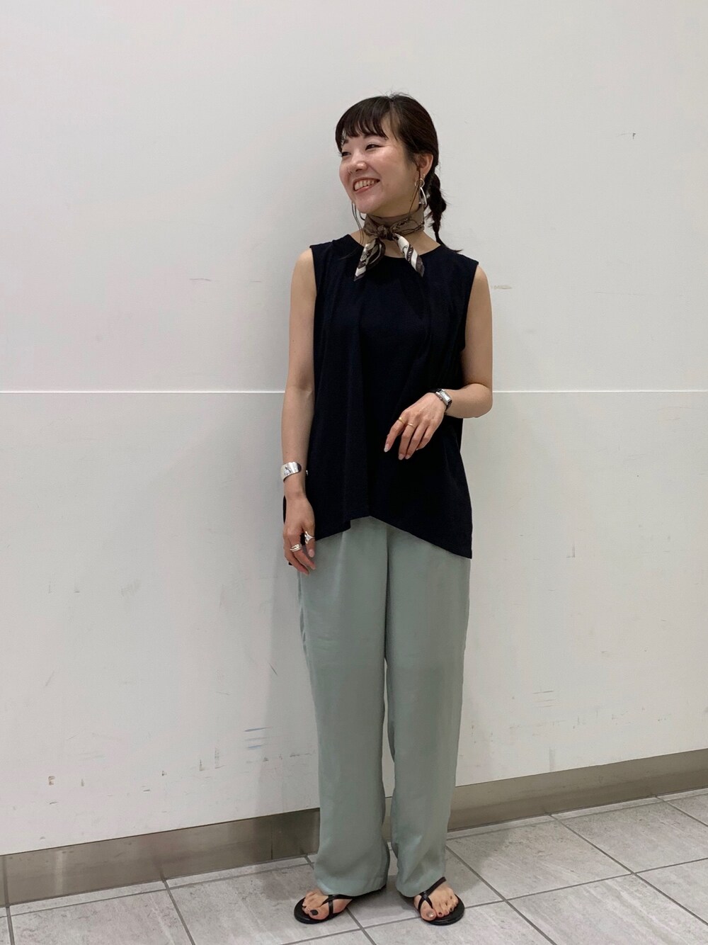 ブラック系のTシャツ/カットソー、グリーン系のその他パンツ、ブラック系のサンダルを着用したレディースの夏コーディネートの1枚目の写真