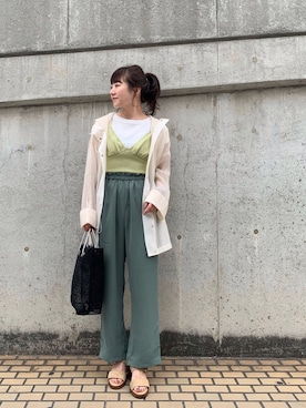 「サテンパンツ」｜「アイテム（マウンテンパーカー）」を使った、てらさんさん（レディース・157cm）の春コーディネート