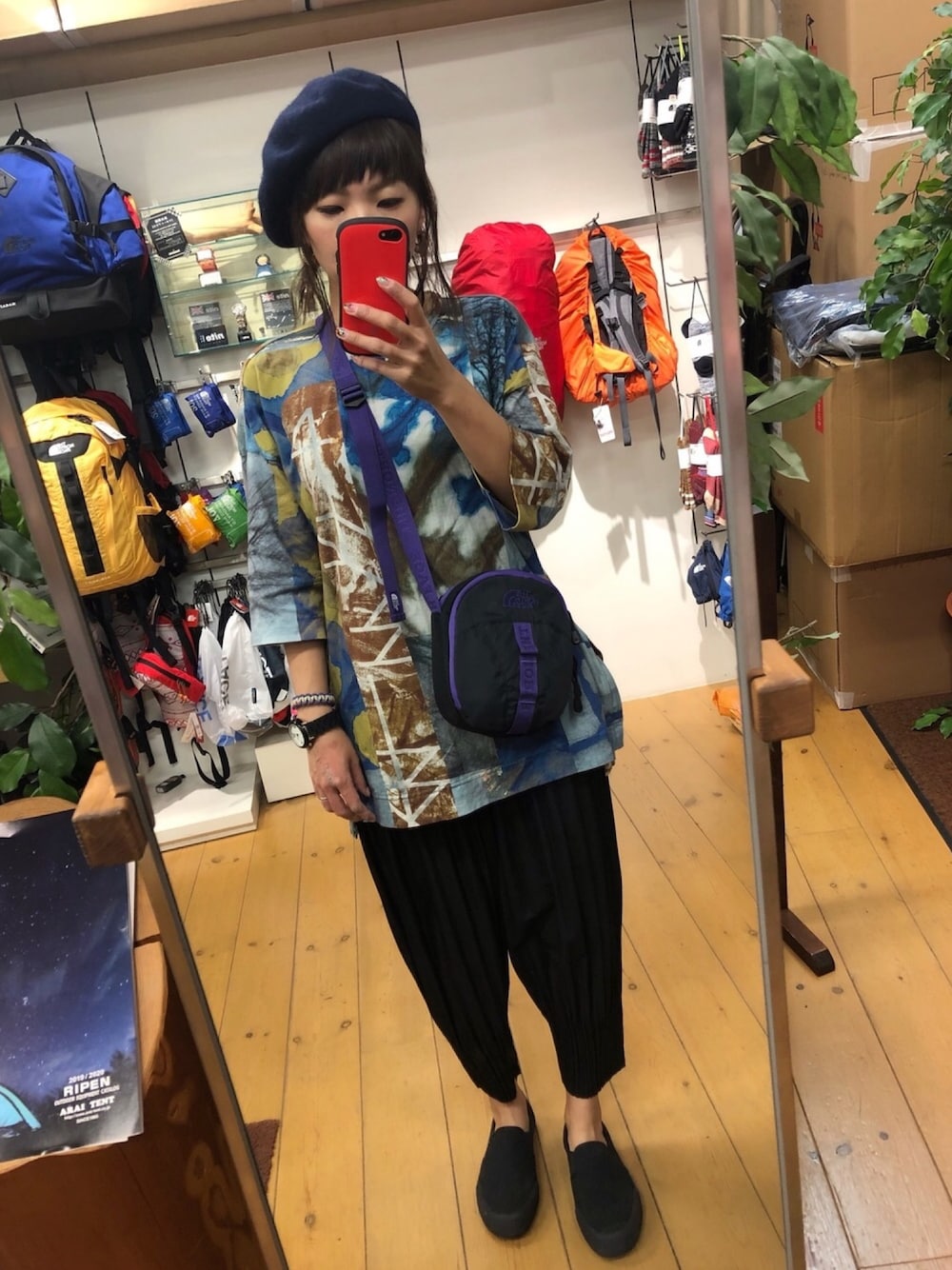 ブラック系のバッグ、ブルー系のTシャツ/カットソー、ブラック系のパンツを着用したレディースの秋コーディネートの1枚目の写真