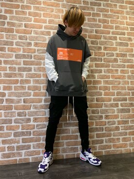 「KaneZ（ケインズ）のアイテム（Tシャツ/カットソー）」を使った、山田 統生さん（メンズ・182cm）の春コーディネート