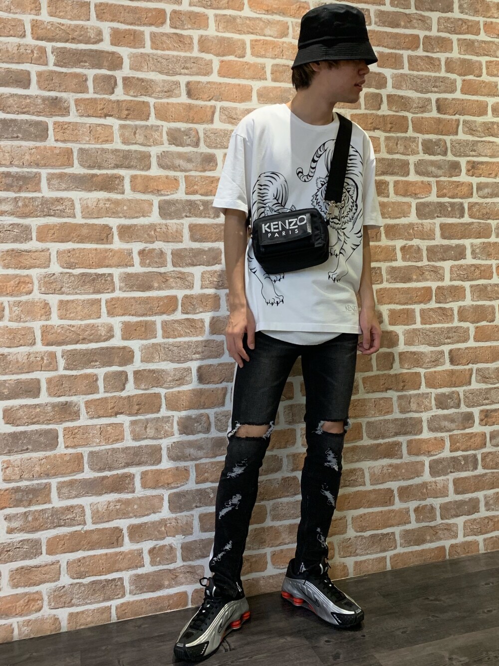 「スニーカー、ビッグシルエット、KENZO、ショルダーバッグ、LHP、Danke schon、デニムパンツ、ダメージデニムパンツ、夏コーデ、バケットハット」｜「L.H.PのWHITELAND/ホワイトランド/ハット（ハット、ブラック系）」を使った、山田 統生さん（メンズ・182cm）の夏コーディネートの1枚目の写真