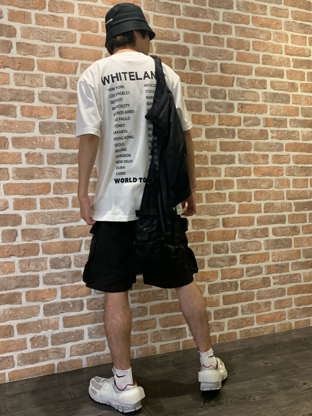 「ベスト、モノトーン、Danke schon、カーゴパンツ、白ソックス、ショーツ、バケットハット、バックプリント、WHITELAND BLACKBURN、LHPWOMEN」｜「WHITELANDのWHITELAND/ホワイトランド/HAT（ハット、ブラック系）」を使った、山田 統生さん（メンズ・182cm）の夏コーディネートの1枚目の写真