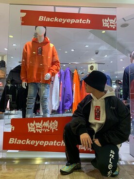 「BlackEyePatch（ブラックアイパッチ）のアイテム（パーカー）」を使った、山田 統生さん（メンズ・182cm）の秋コーディネート