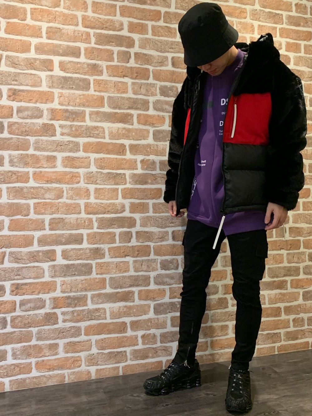「ビッグシルエット、LHP、Danke schon、カーゴパンツ、パープル、ファーブルゾン、バケットハット、黒スニーカー、パープル×黒、WHITELAND BLACKBURN」｜「DANKE SCHONのDankeSchon/ダンケシェーン/ZIP CARGO PANTS(カーゴパンツ)（カーゴパンツ、ブラック系）」を使った、山田 統生さん（メンズ・182cm）の秋コーディネートの1枚目の写真