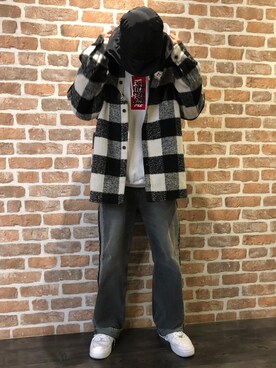 「BlackEyePatch（ブラックアイパッチ）のアイテム（パーカー）」を使った、山田 統生さん（メンズ・182cm）の冬コーディネート