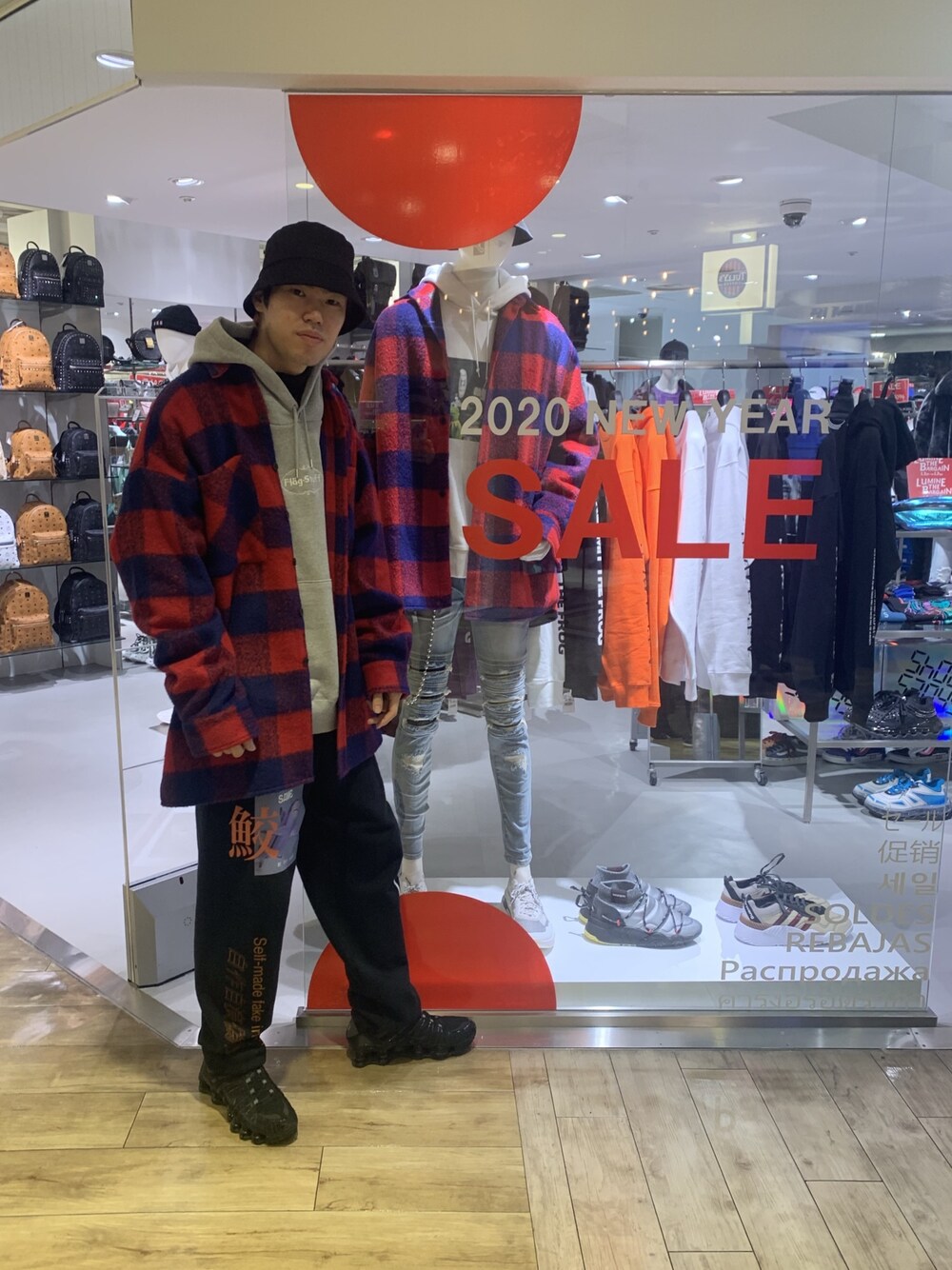 「スウェットパンツ、チェックシャツ、グレー、パーカー、ストリート、LHP、新宿、バケットハット、WHITELAND BLACKBURN、2020」｜「WHITELANDのWHITELAND/ホワイトランド/HAT（ハット、ブラック系）」を使った、山田 統生さん（メンズ・182cm）の冬コーディネートの1枚目の写真