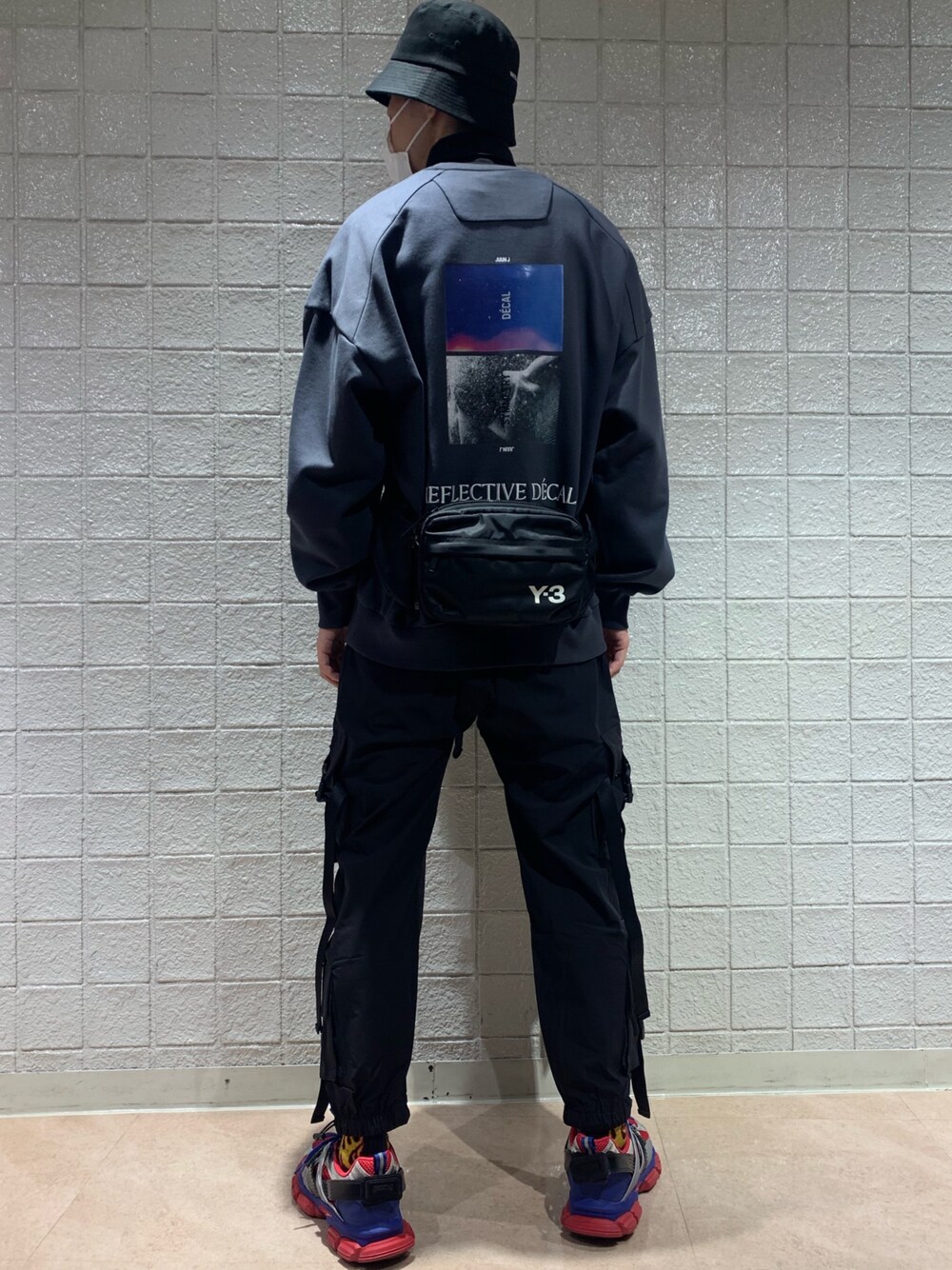 「ストリート、JUUN.J、カーゴパンツ、LHP、Danke schon、バケットハット、WHITELAND BLACKBURN、Y-3、バックプリント、韓国ブランド」｜「JUUN.Jのアイテム（スニーカー、その他）」を使った、山田 統生さん（メンズ・182cm）の春コーディネートの1枚目の写真