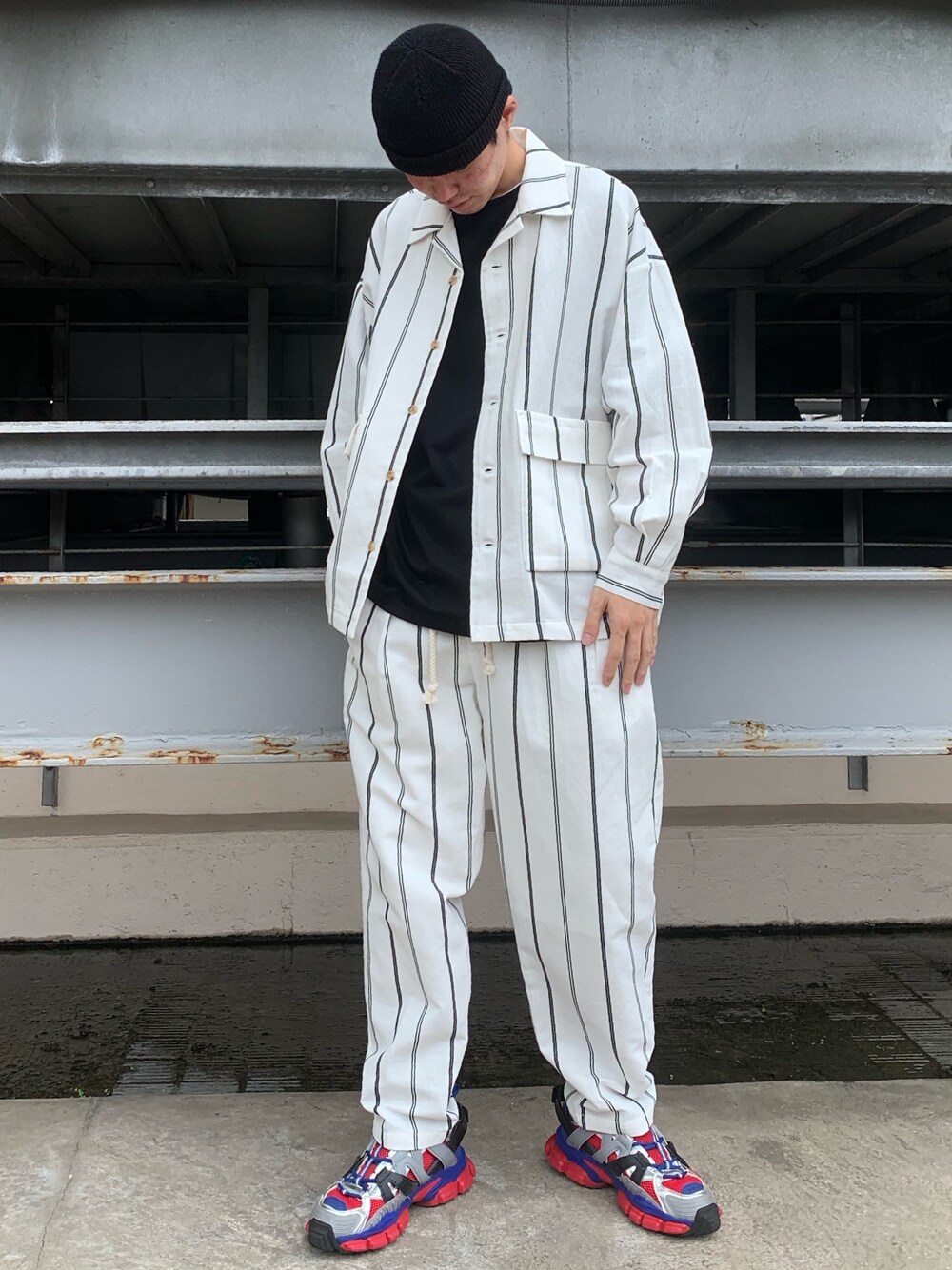 ホワイト系のその他パンツ、ホワイト系のその他パンツ、ホワイト系のその他パンツを着用したメンズの夏コーディネートの1枚目の写真