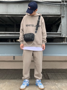「ロゴパーカー」｜「アイテム（スウェットパンツ）」を使った、山田 統生さん（メンズ・182cm）の冬コーディネート